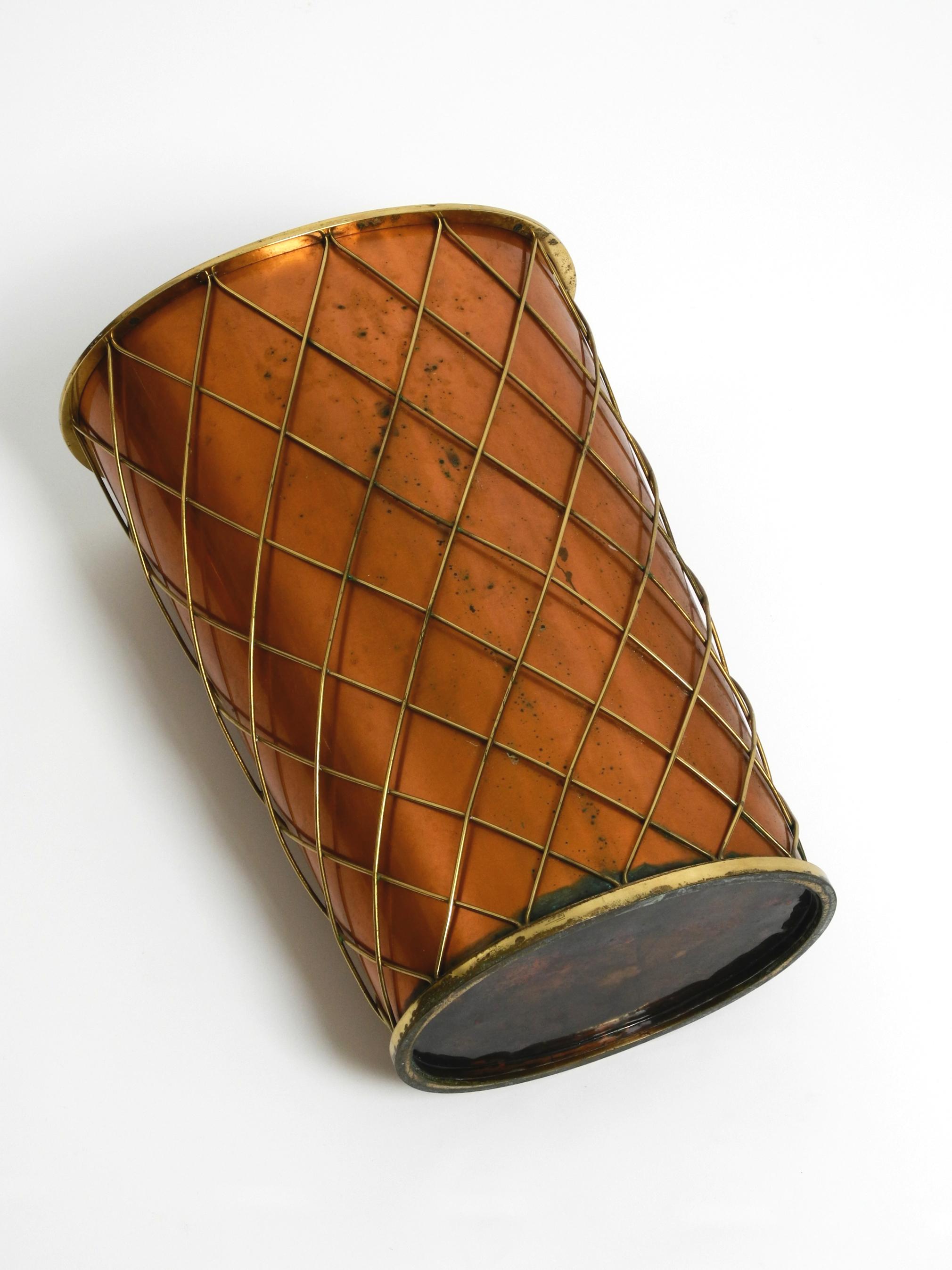 Mid Century umbrella stand by Vereinigte Werkstätten made of copper and brass For Sale 5