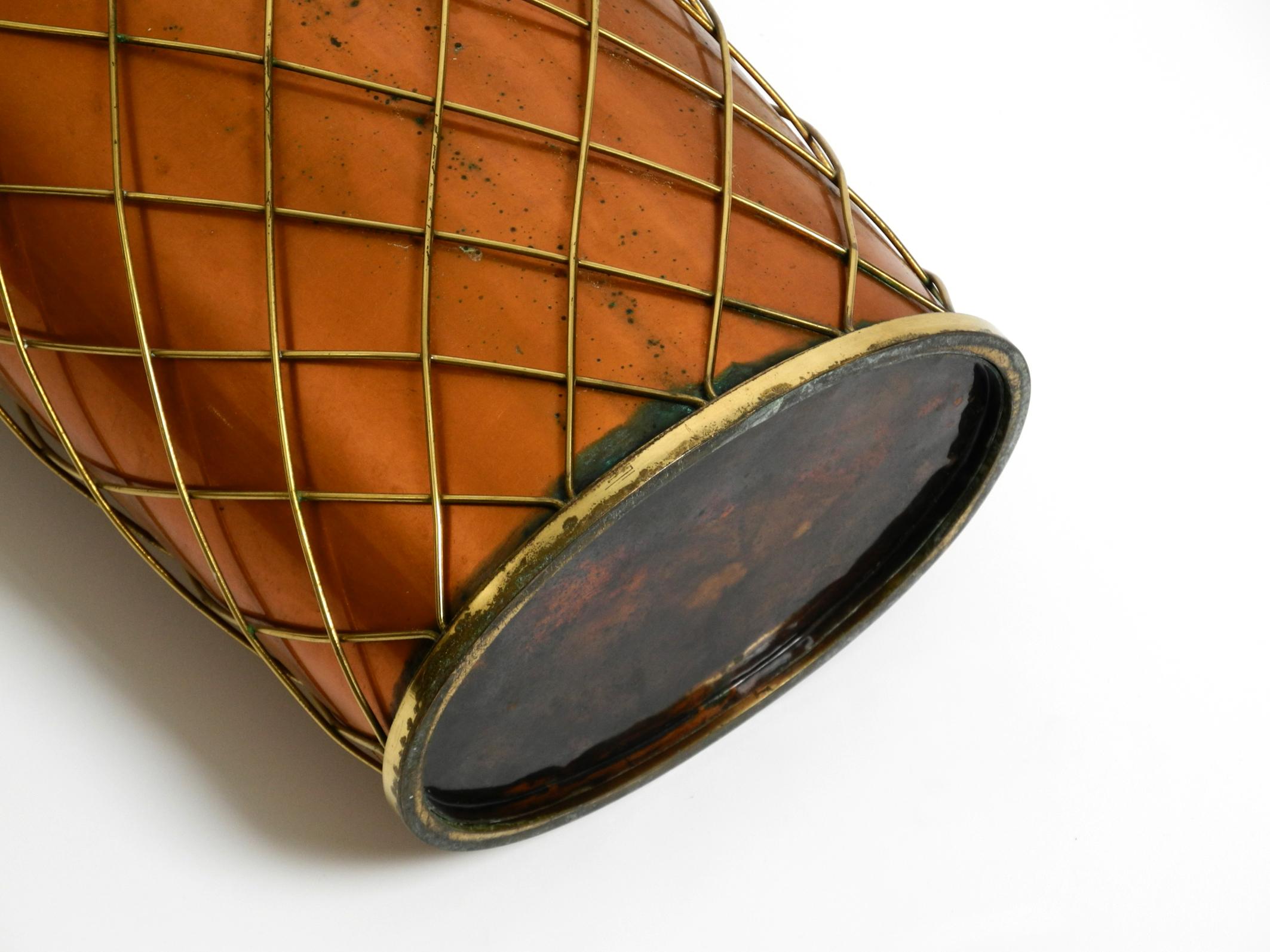 Mid Century umbrella stand by Vereinigte Werkstätten made of copper and brass For Sale 6