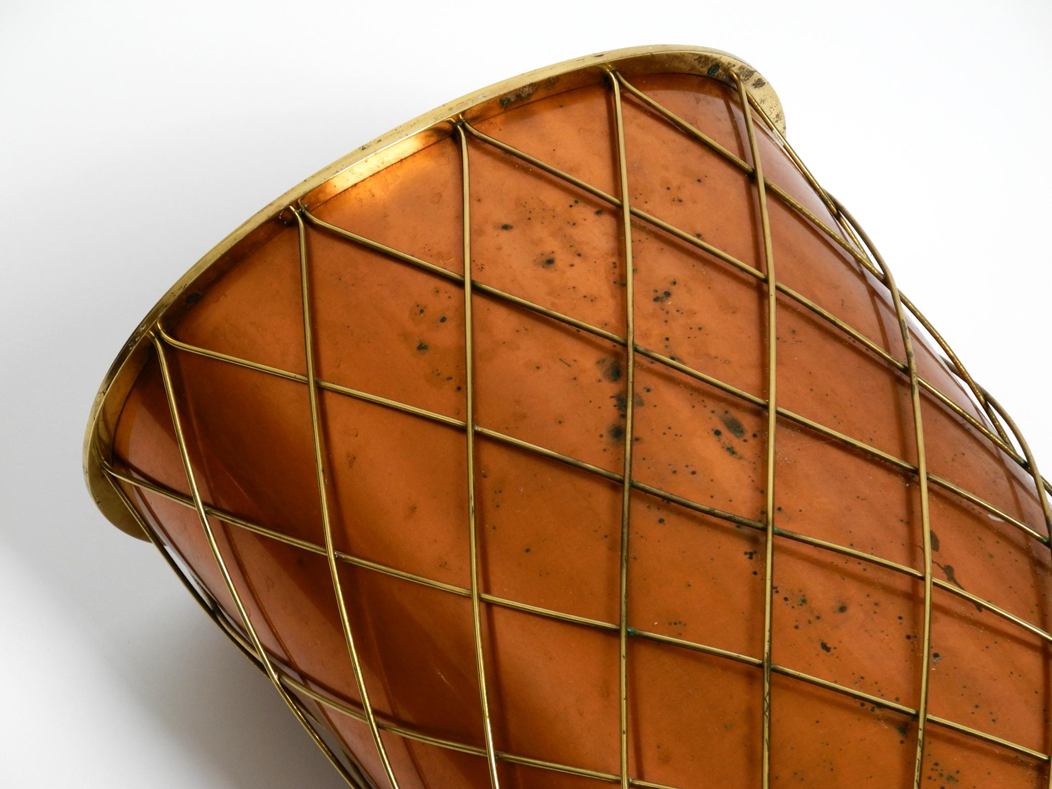 Mid Century umbrella stand by Vereinigte Werkstätten made of copper and brass For Sale 7