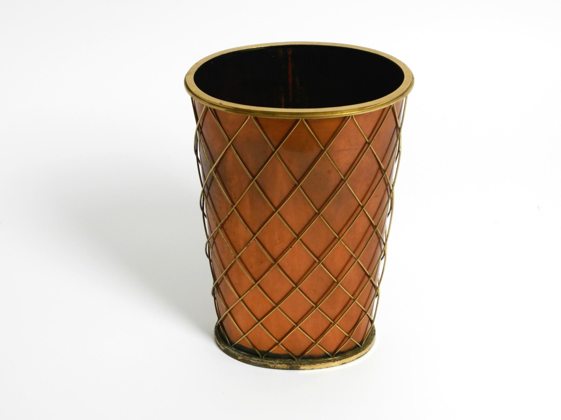 Mid Century umbrella stand by Vereinigte Werkstätten made of copper and brass For Sale 9