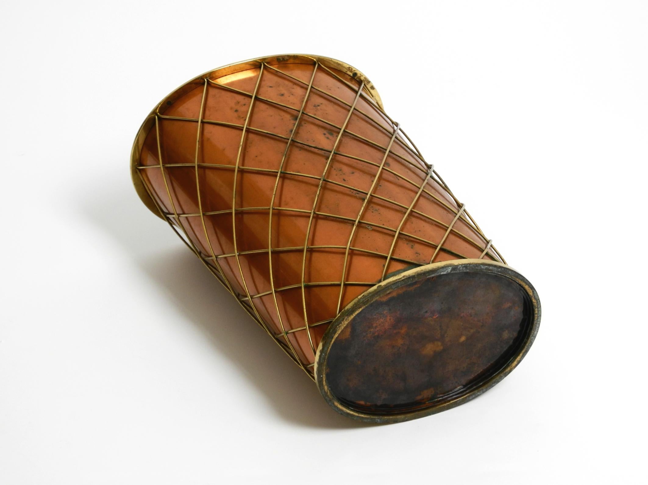 Mid Century umbrella stand by Vereinigte Werkstätten made of copper and brass For Sale 1