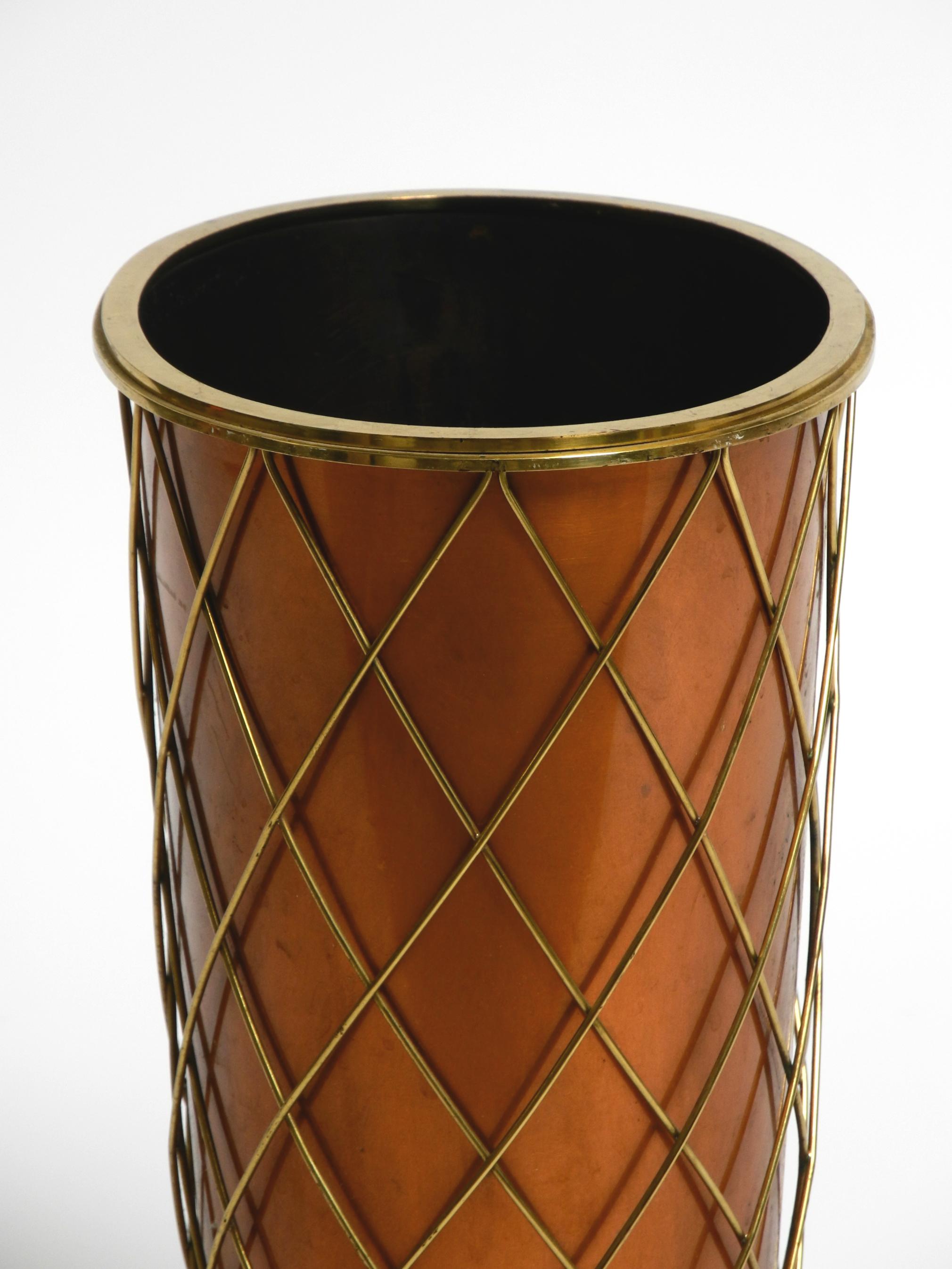 Mid Century umbrella stand by Vereinigte Werkstätten made of copper and brass For Sale 2