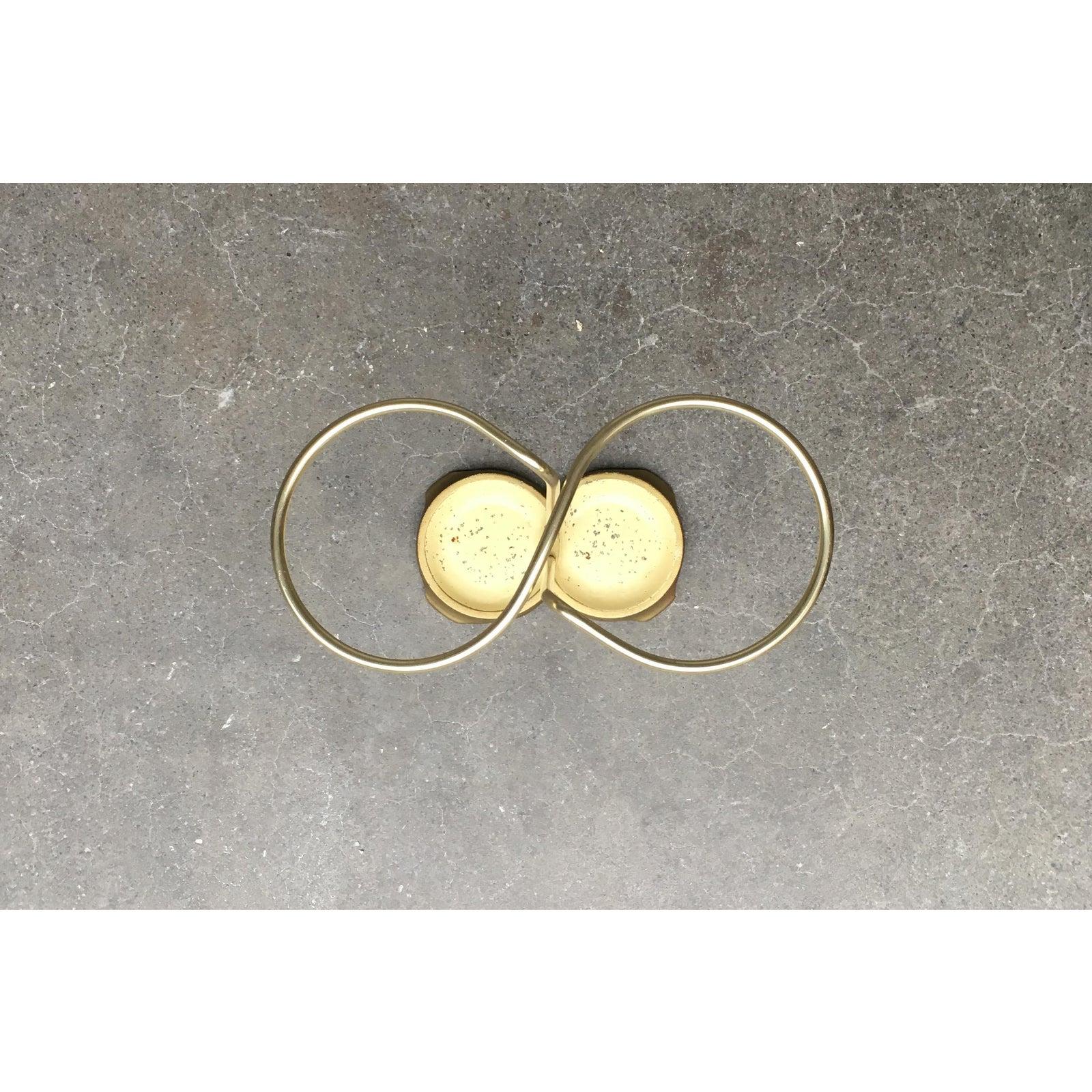 Rare porte-parapluie du milieu du siècle. Sa forme incurvée rappelle les designs de Carl Auböck. Construction très finement détaillée, à peine visible.

Informations complémentaires :
Matériaux : Métal
Style : Moderne du milieu du siècle
Période :