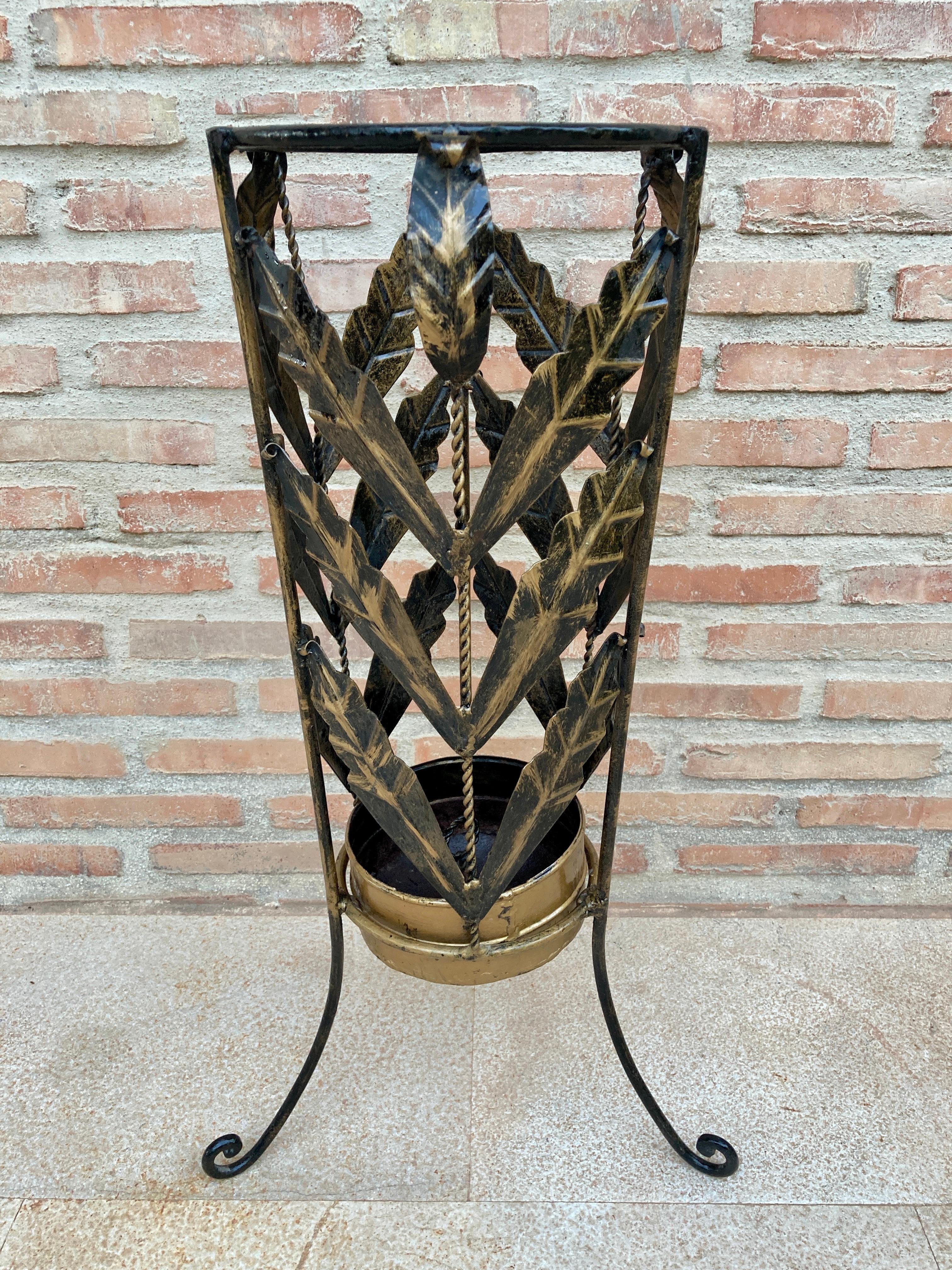 Antique metal umbrella stand from the 60's. Perfect to put in our entrance hall. 
Made by hand, along the umbrella stand we can see the shape of leaves intertwined with each other.

Condition report:

Good condition. This vintage item has no