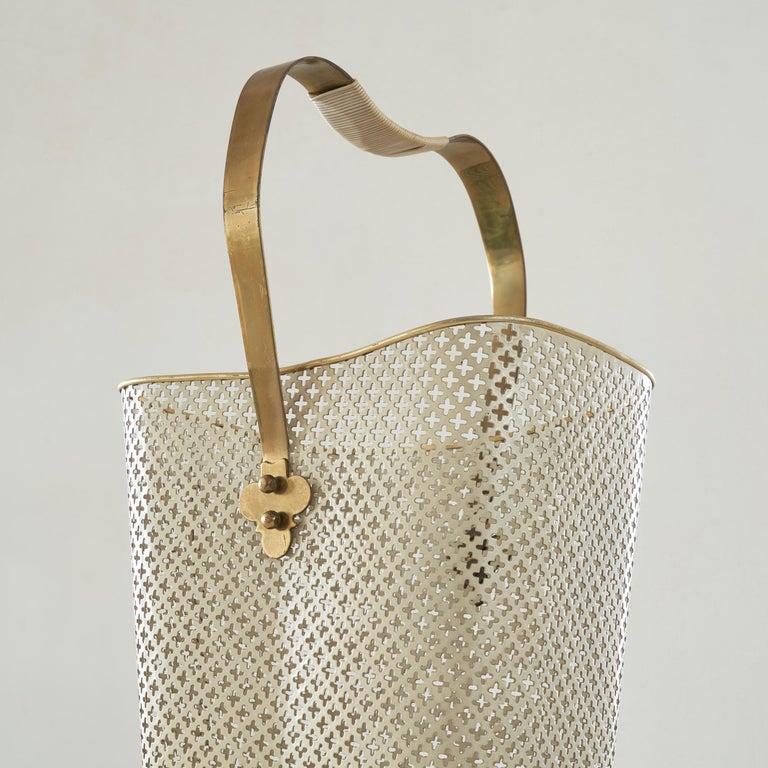 Porte-parapluie Mid Century en laiton patiné et métal perforé années 1950.    Ce porte-parapluie du milieu du siècle en laiton patiné et en métal est tout simplement une pièce magnifique. Ludique et élégant à la fois, ce porte-parapluie est une