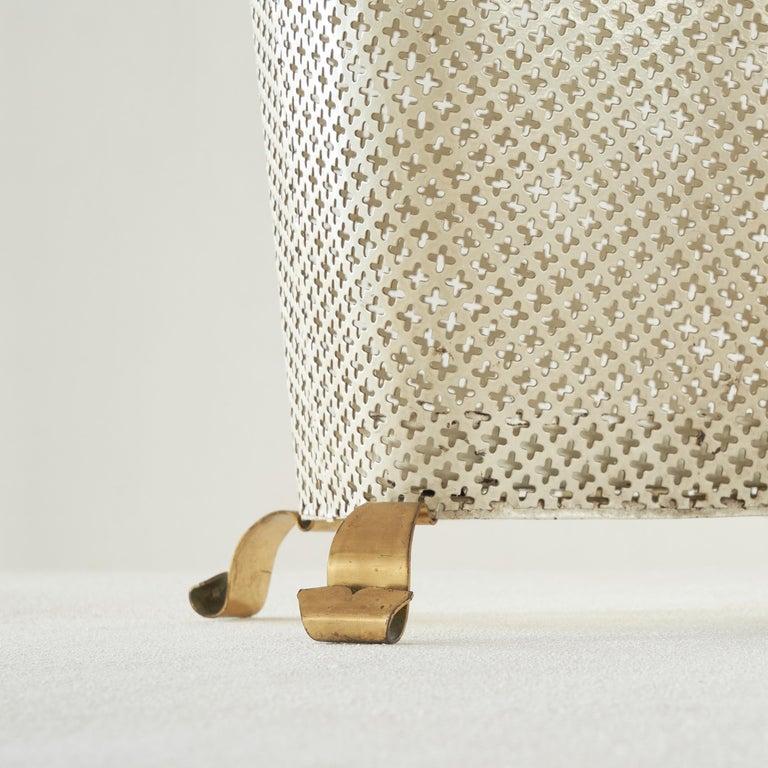 20ième siècle Stand Umbrella en laiton patiné et métal perforé années 50 en vente
