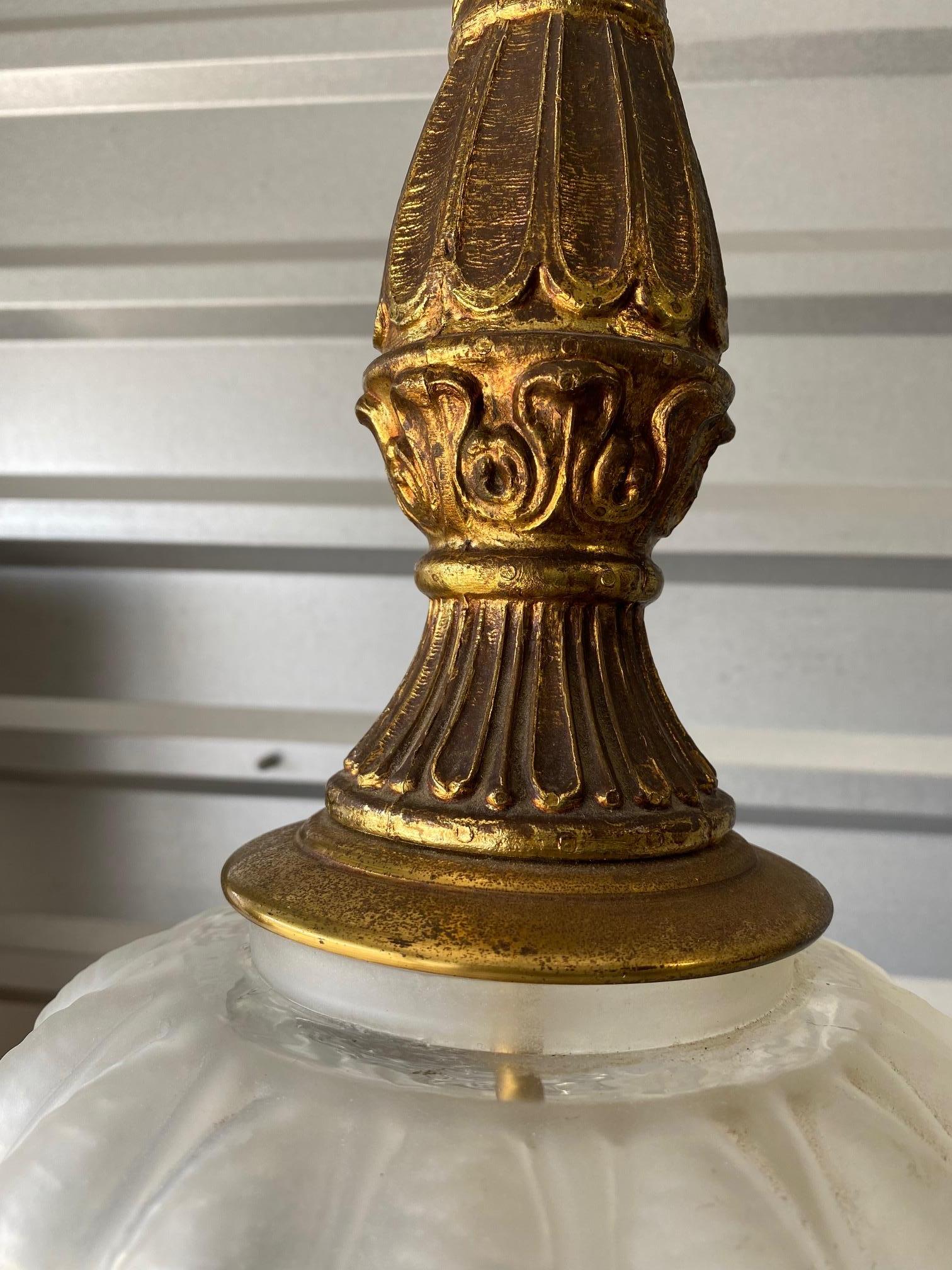 Diese wunderschöne, überdimensionale Lampe ist ein echter Hingucker in jedem Raum. Die Details in dem Stück sind phänomenal.