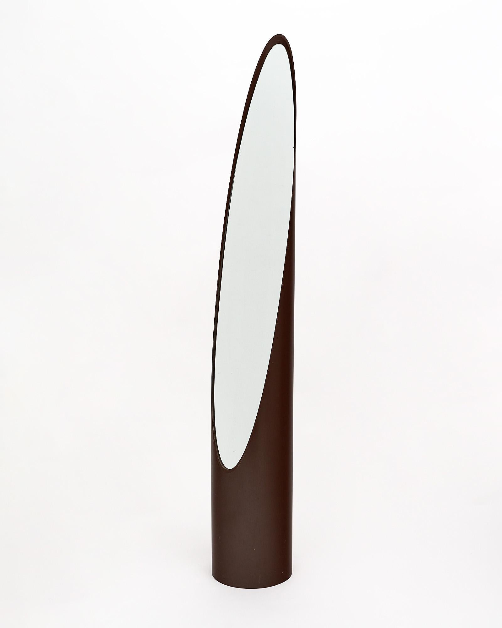 Miroir de rouge à lèvres Unghia de Rodolfo Bonetto composé d'un étui en acrylique brun et d'un miroir oblong original.