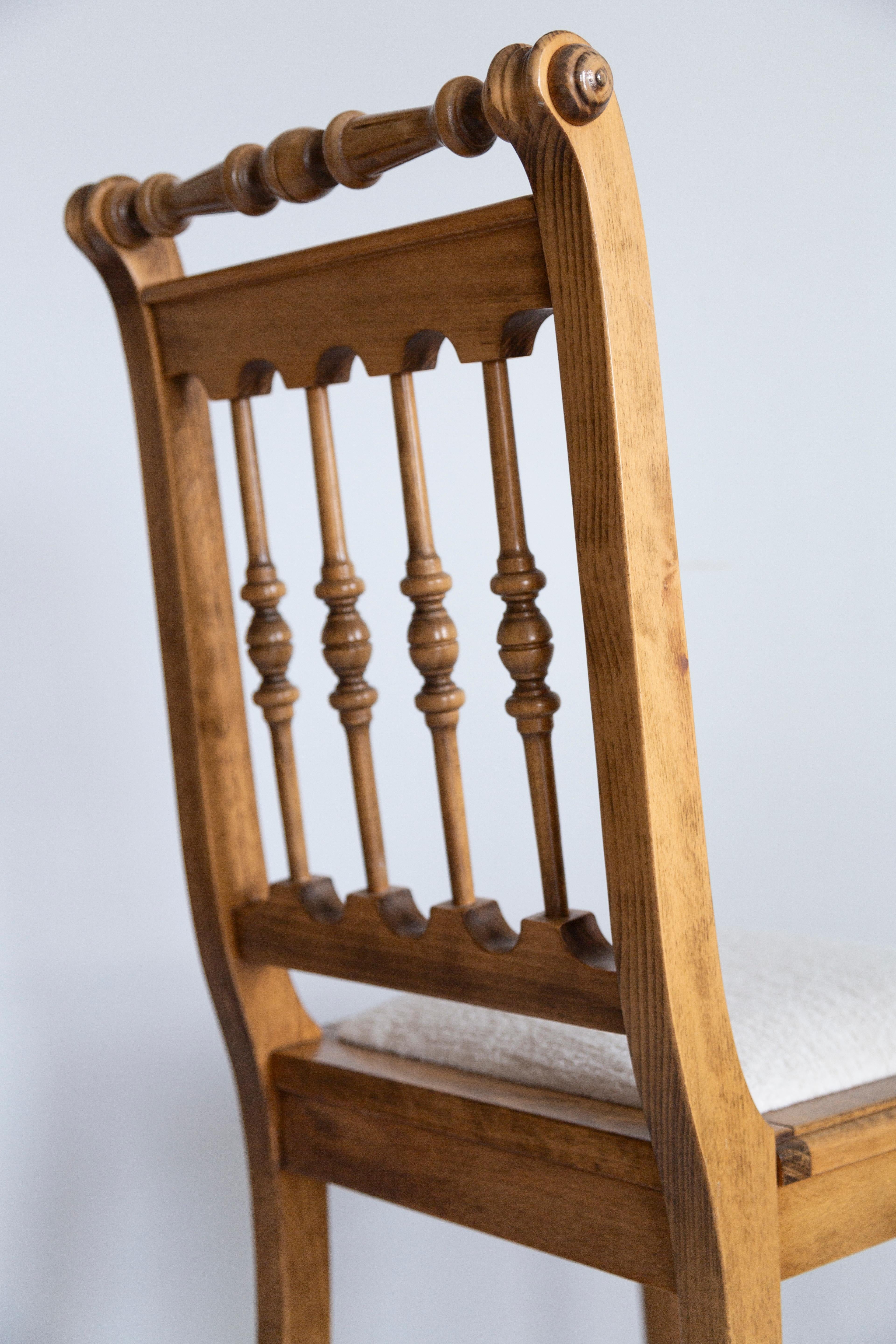 Mid Century Unique Chair, White Chenille, Oak Wood, Europe, 1960s For Sale 2