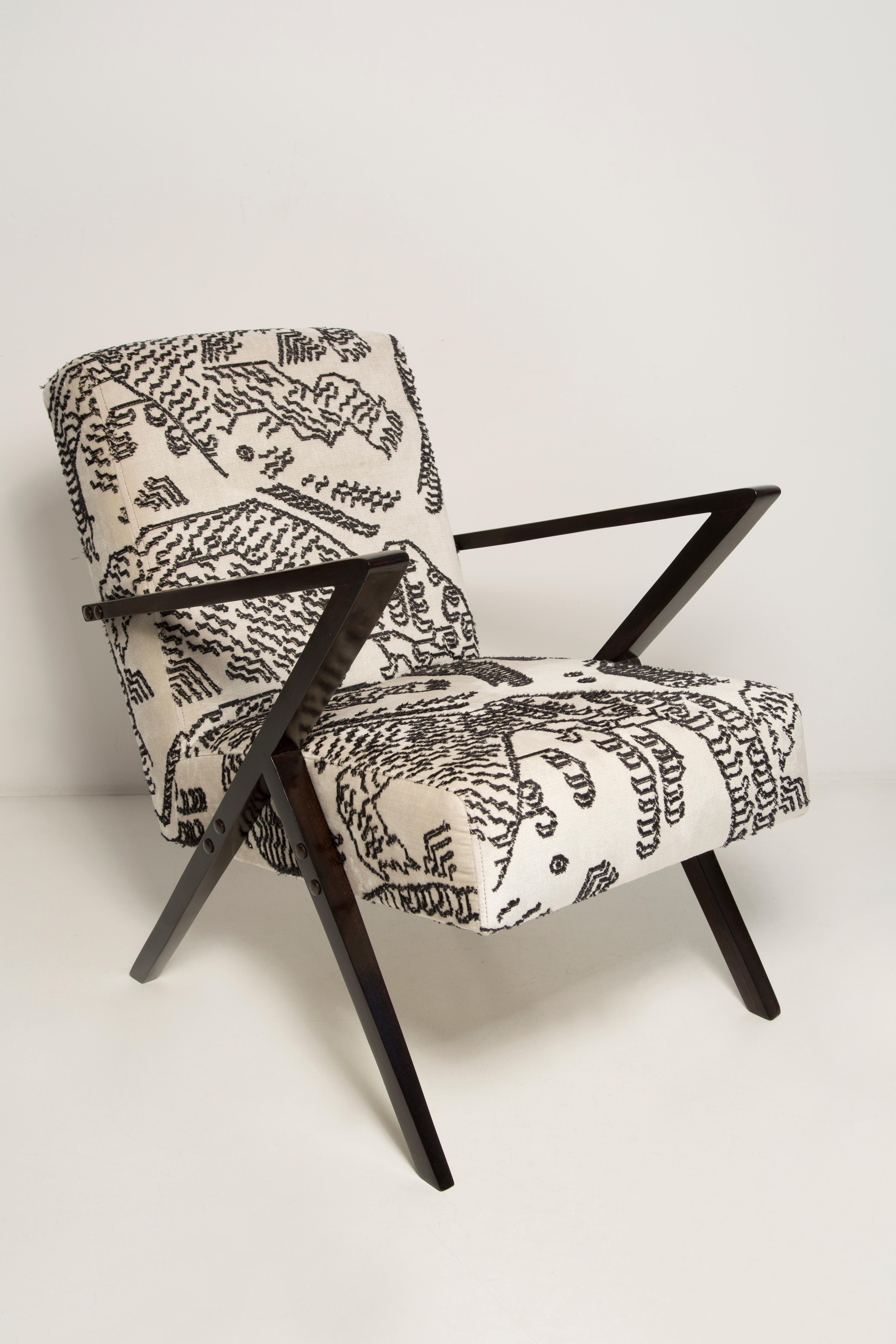 Armchair manufactured at the Bydgoszcz Renewal Cooperative in the 1970s. The armchair are after a comprehensive renovation of carpentry and upholstery. The oak wood has been cleaned, cavities completed, painted with dark walnut stain, finished with