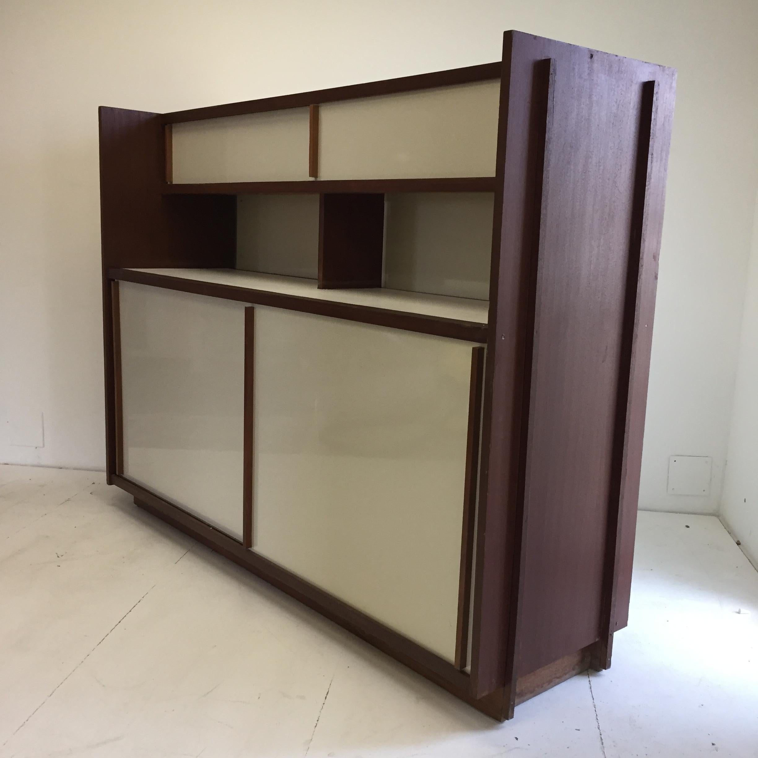 His kitchen cabinet comes from the Unité d’Habitation Cité Radieuse de Firminy. It features a sipo / mahogany body, an interior made of chipboard, white fronts.