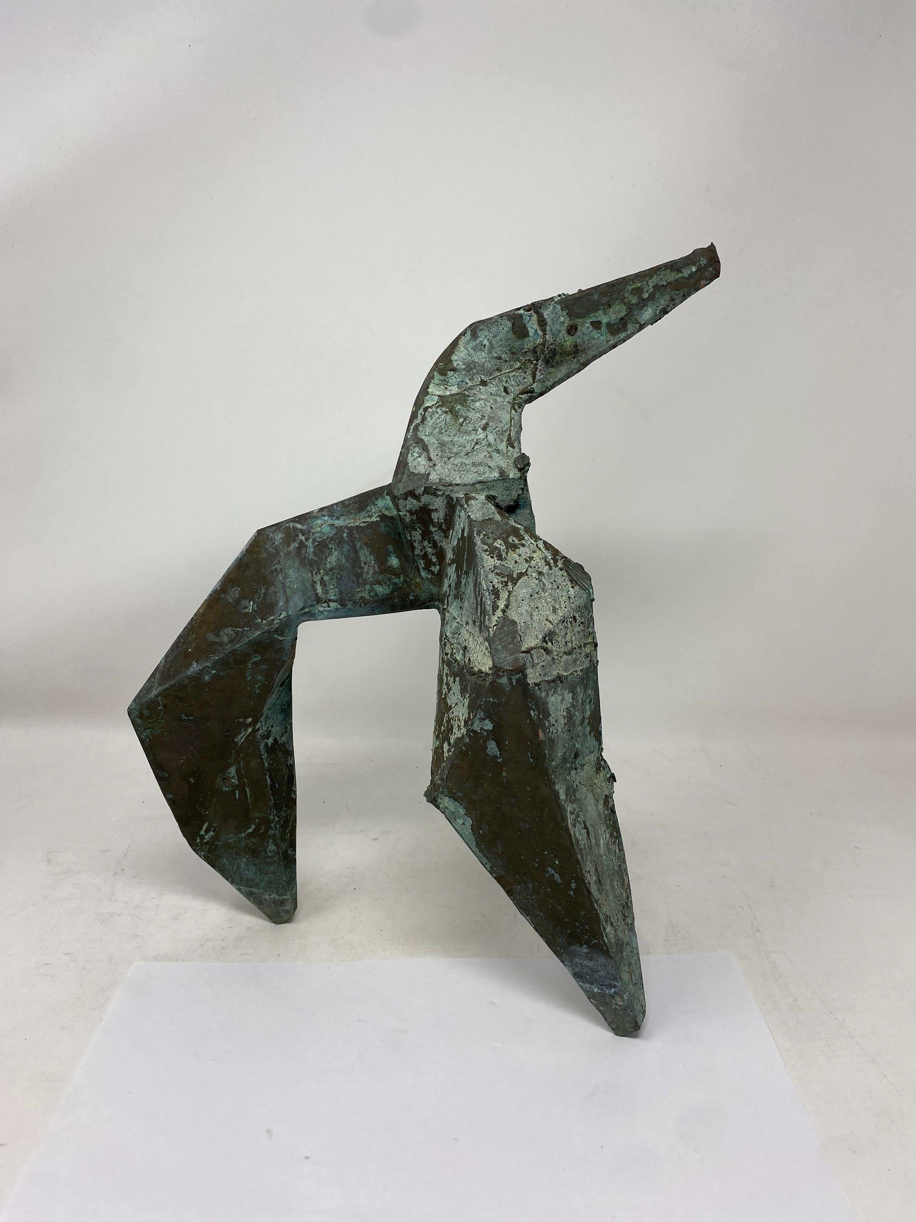 Scultura in bronzo architettonica e unica che ipnotizza con la sua bellezza angolare.  Costruito in bronzo, questo pezzo di metà secolo è sostanziale per presenza e peso, ma fluido alla vista.  La forma richiama alla mente opere di artisti come