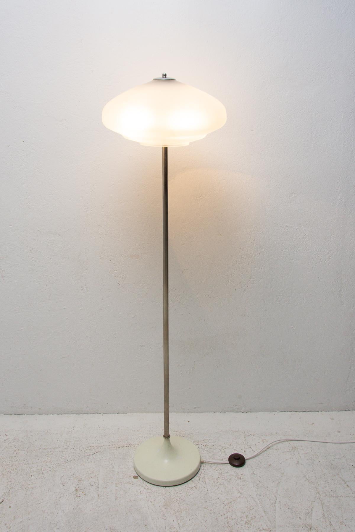 Upcycled metal floor lamp, corresponds to the design of the so-called “Brussels period” and the world-famous EXPO58.
This simple lamp has a slim stand, the shade is made of glass, the base is painted in white. Two E27 bulbs, new wiring.
In very