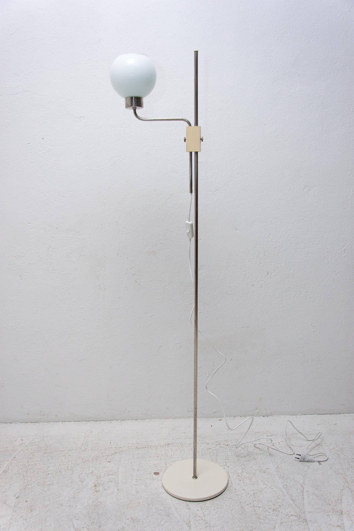 Upcycled chrome floor lamp, corresponds to the design of the so-called “Brussels period” and the world-famous EXPO58.
This simple lamp has a slim stand, the shade is made of milk glass. One E27 bulbs, new wiring.
In very good condition, shows