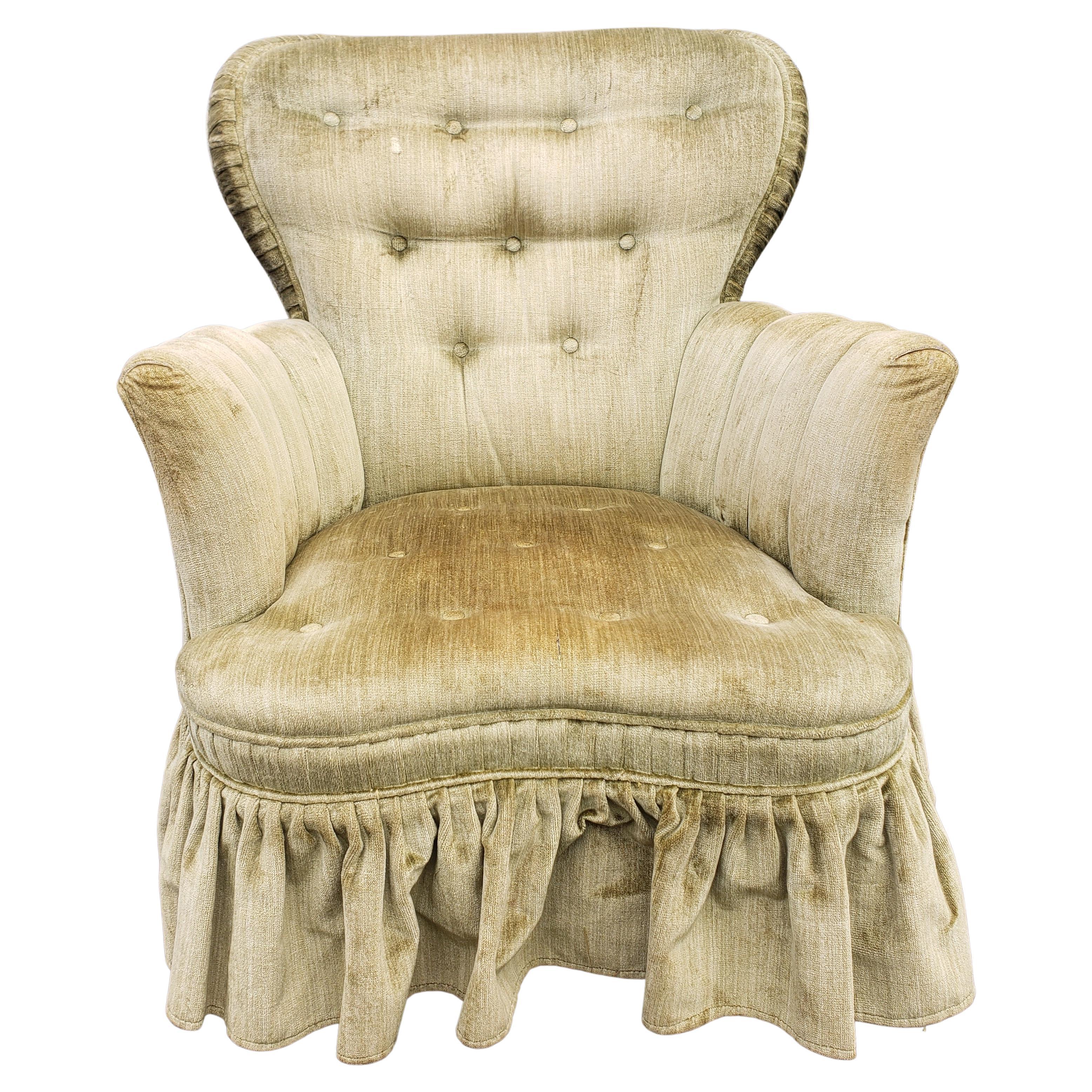 Chaise longue en velours du milieu du siècle, tapissée et tuftée, de couleur vert olive, avec jupe, en bon état vintage. Le siège a des ressorts, et est souple, mais très ferme. Assise basse de 14