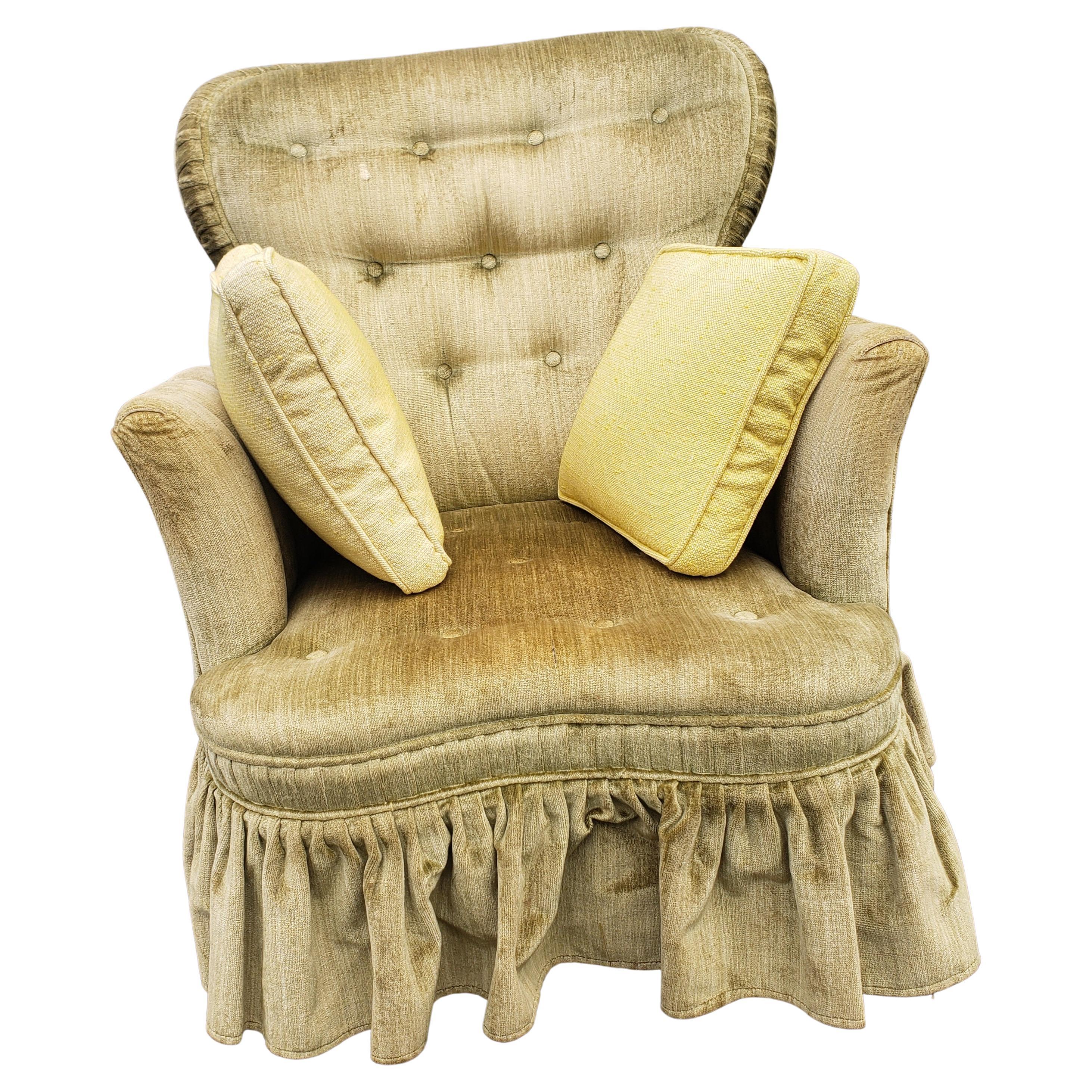 Fauteuil de salon du milieu du siècle tapissé et touffeté vert olive avec jupe en vente