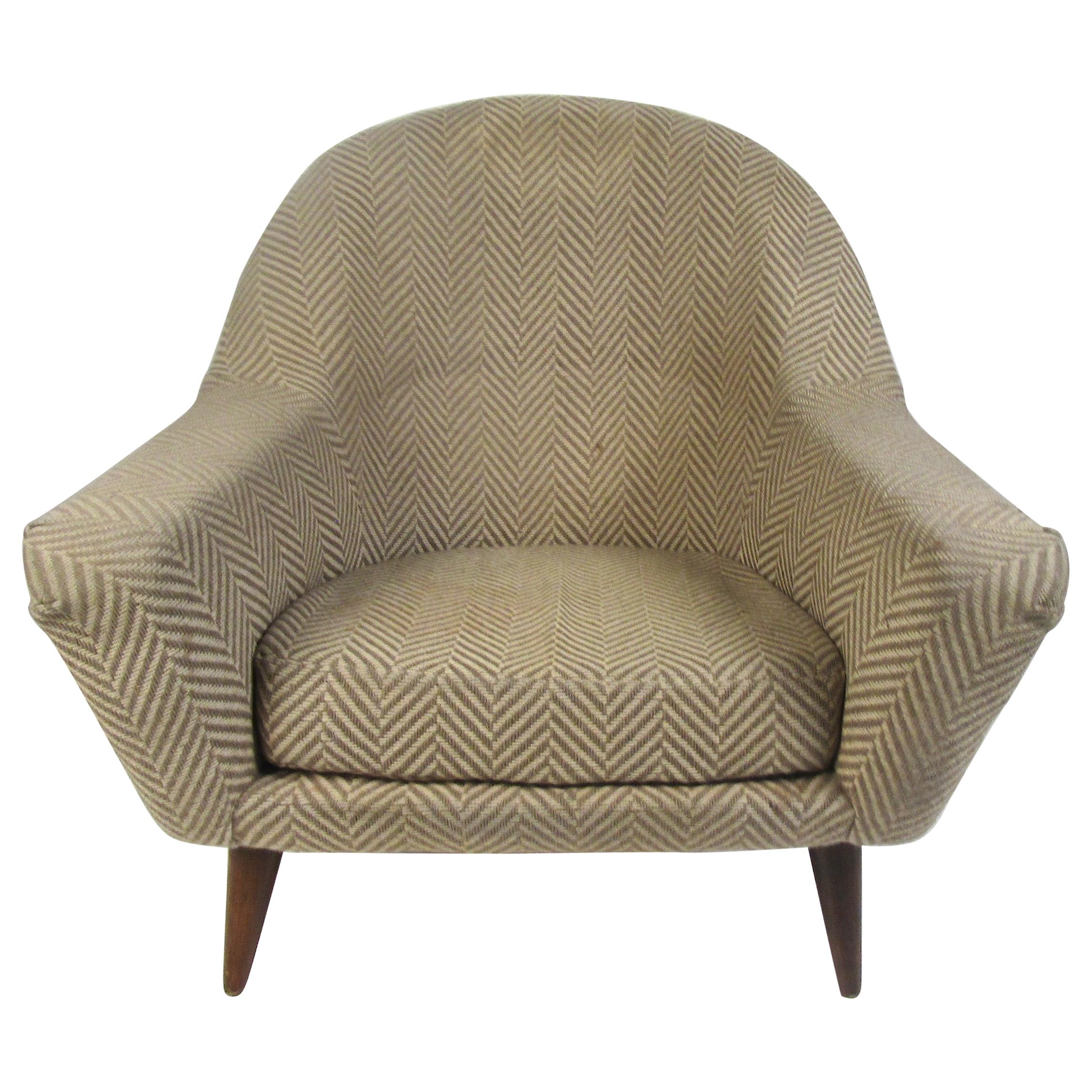 Stilvoller Sessel aus der Mitte des Jahrhunderts. Bezogen mit einer gemusterten Vintage-Polsterung. Abgespreizte und verjüngte Beine. Bitte bestätigen Sie den Standort des Artikels beim Händler (NJ oder NY).