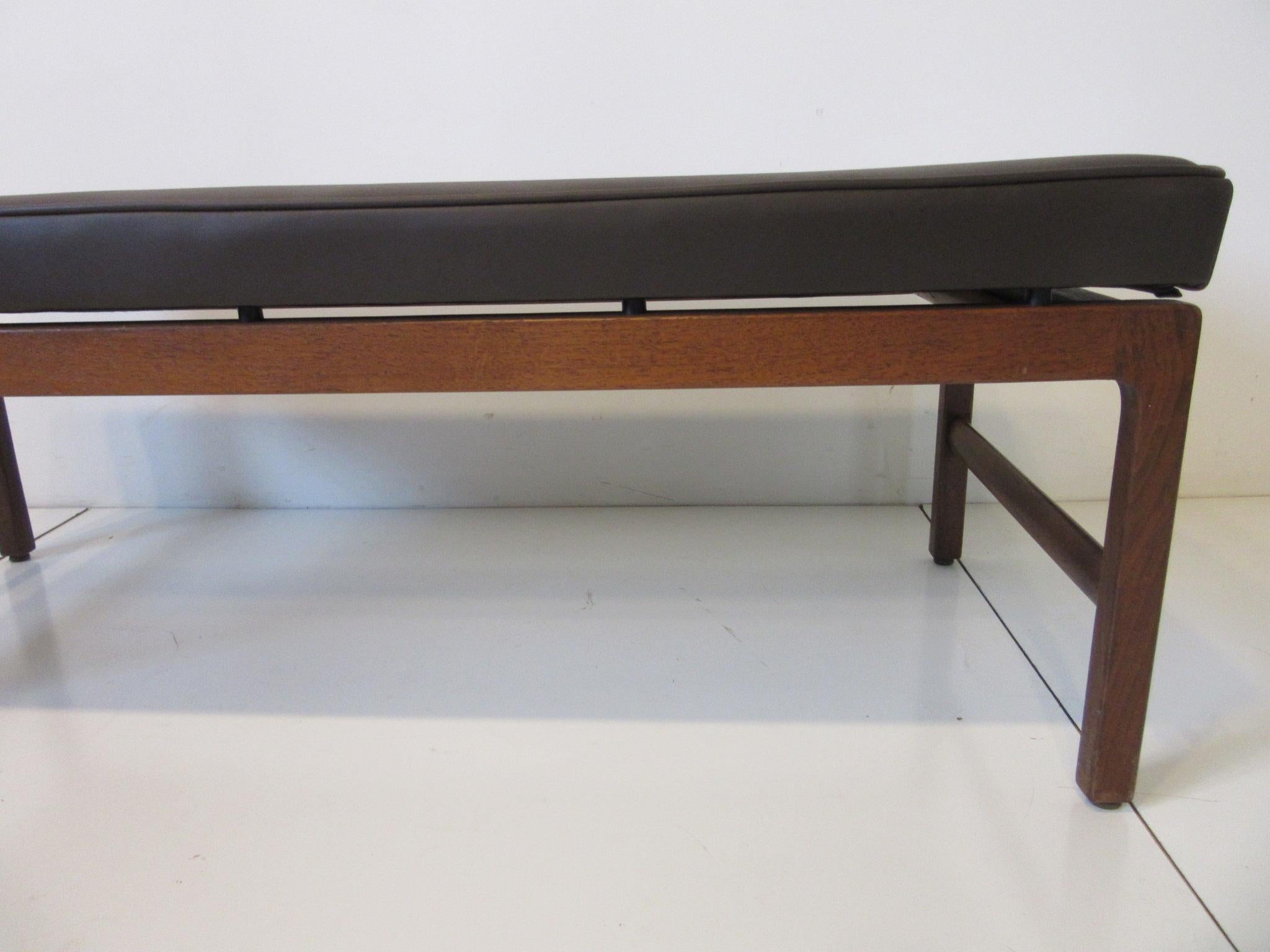 Midcentury Upholstered Bench in the Manner of Jens Risom In Good Condition In Cincinnati, OH