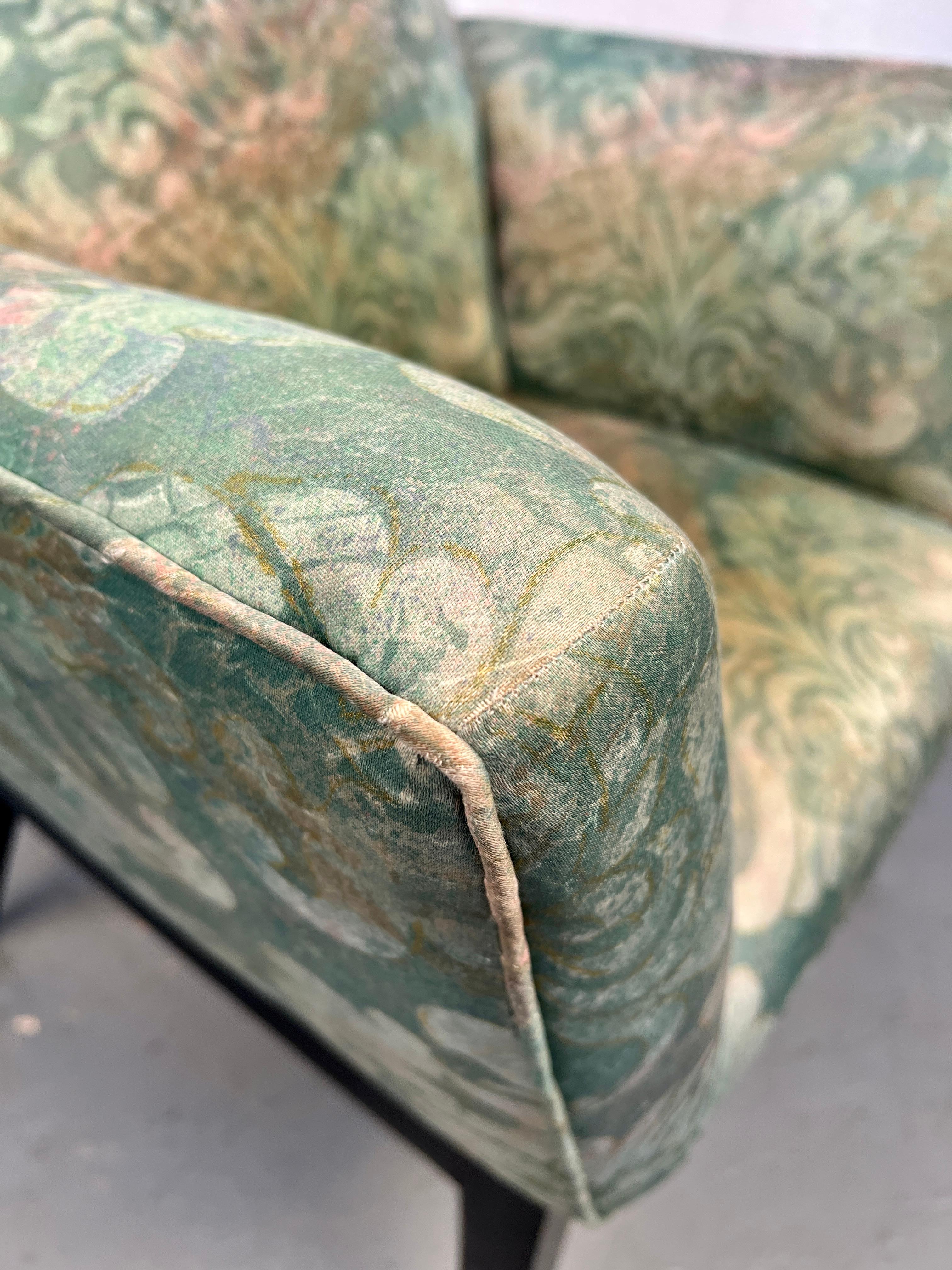 Sedie da salotto imbottite floreali di metà secolo in vendita 4