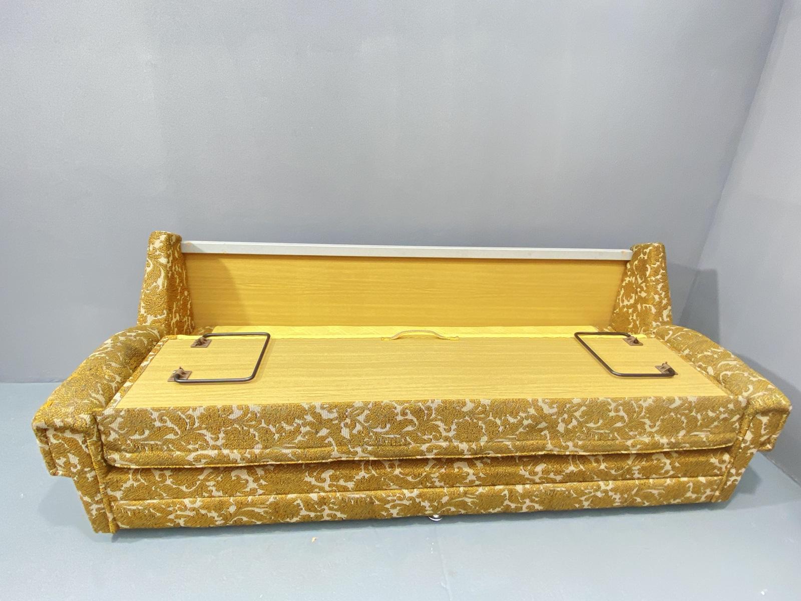 Sofá plegable tapizado de mediados de siglo, años 70, Europa Central en venta 6