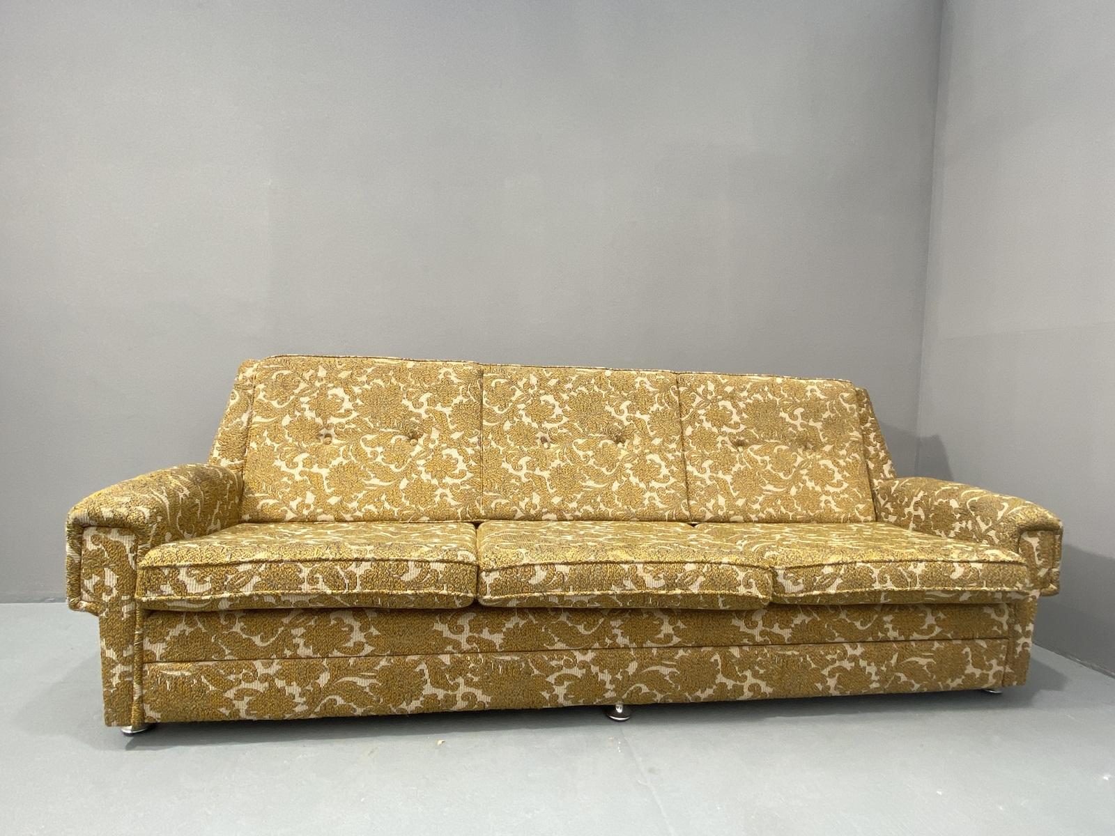 Este sofá de salón vintage mostaza con ruedas es un ejemplo típico del diseño europeo de muebles de los años 1970/1980. Se fabricó en los años 70 en la antigua Checoslovaquia. Los muebles son muy cómodos. Se puede plegar fácilmente para convertirla
