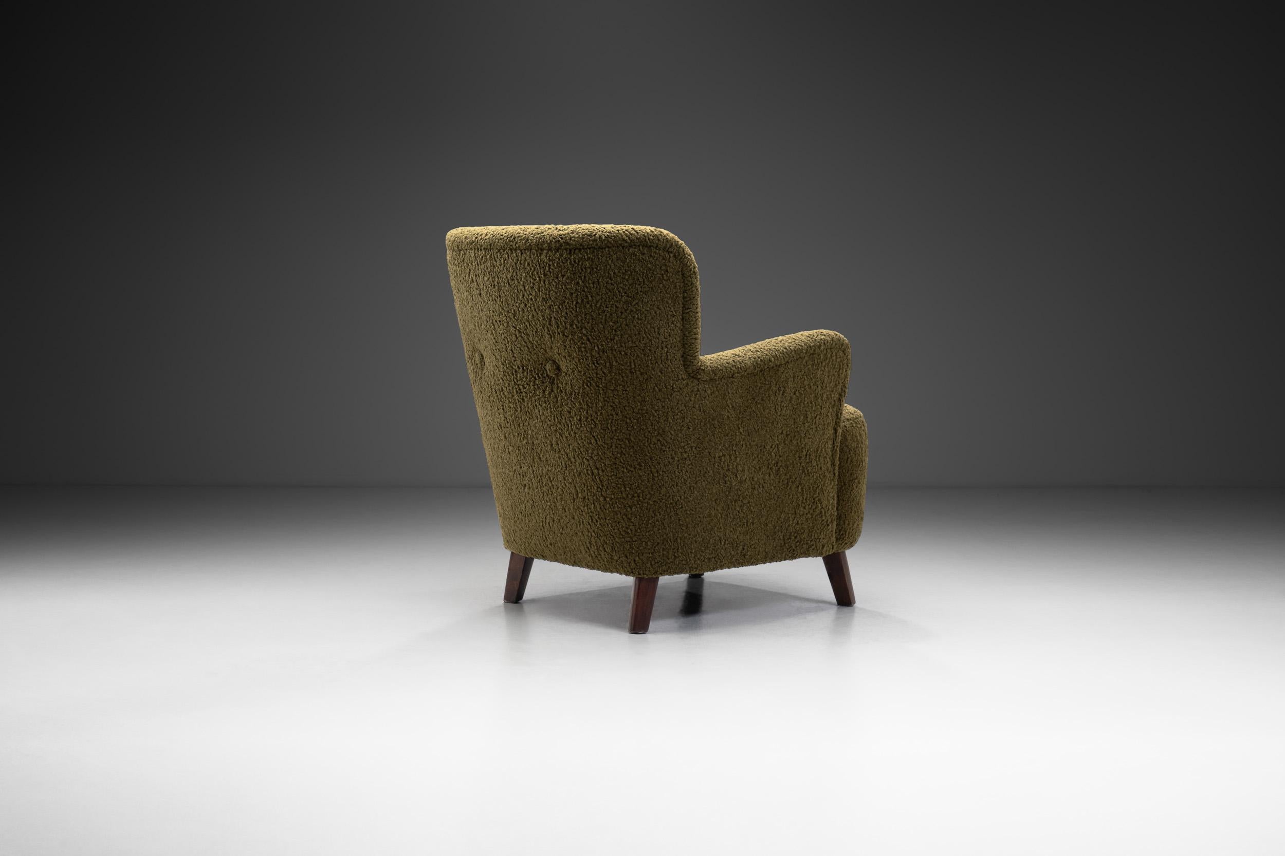 Mid-Century Upholstered Olive Green Armchair, Europe Mid 20th Century In Good Condition For Sale In Utrecht, NL