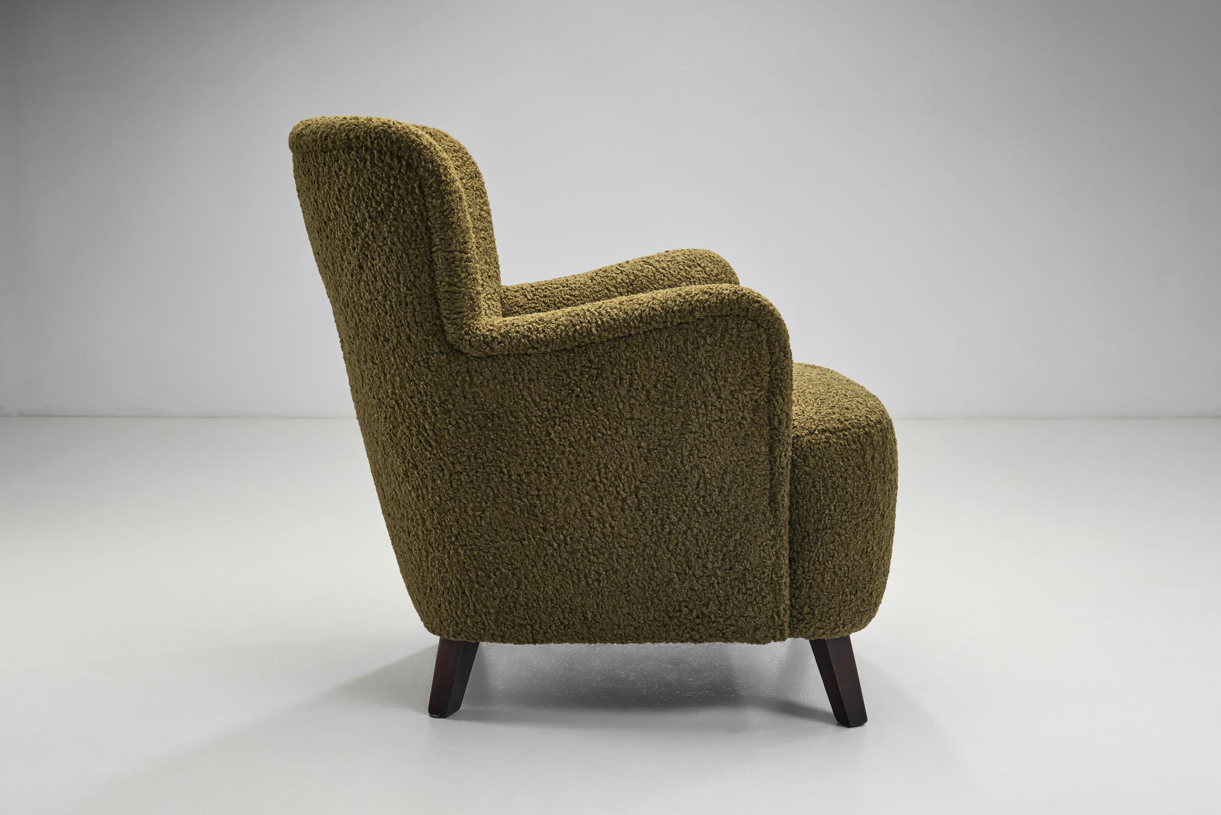 Mid-Century Upholstered Olive Green Armchair, Europe Mid 20th Century For Sale 1