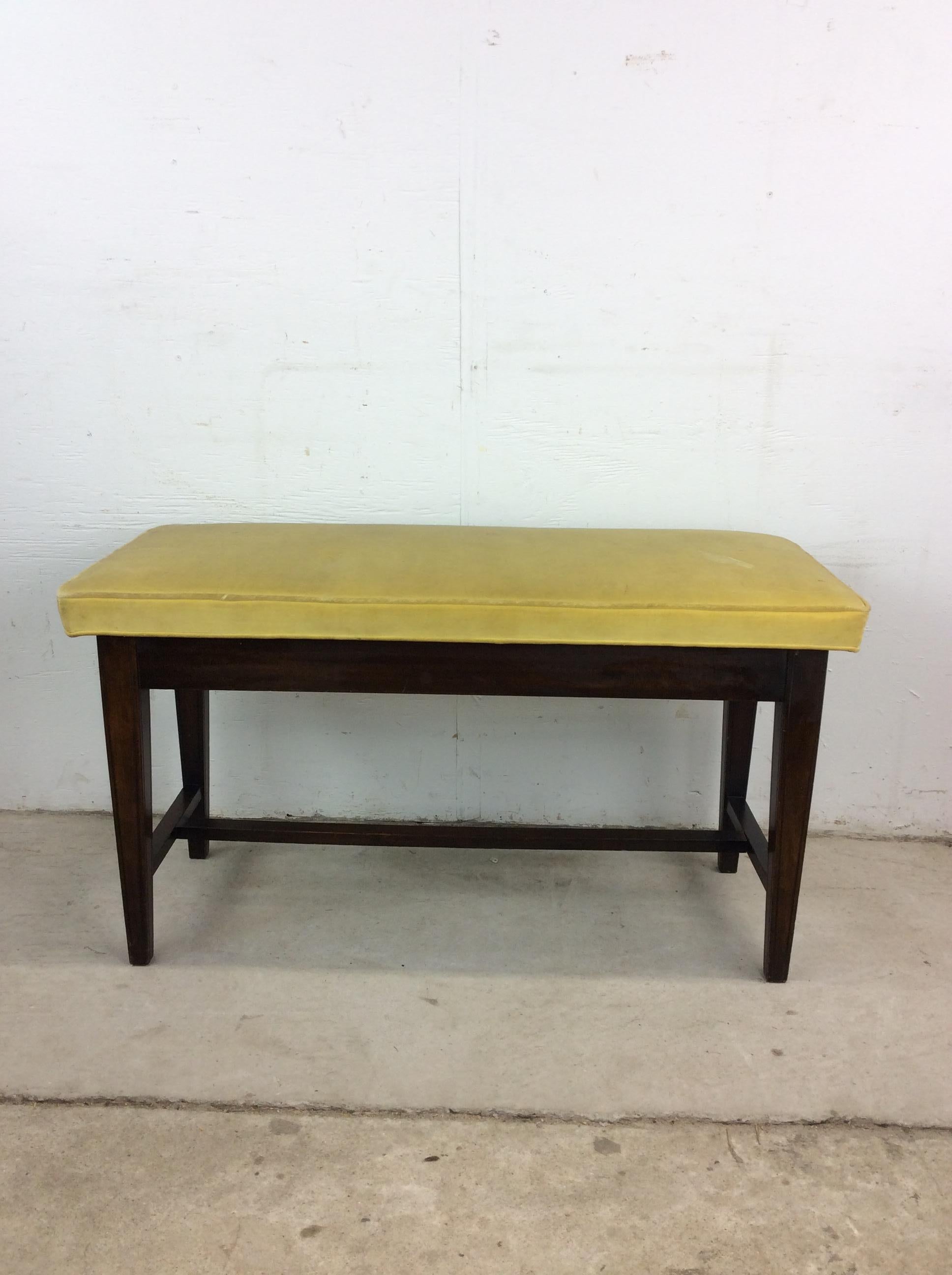 Questa panca per pianoforte vintage presenta una struttura in legno duro, una finitura in mogano scuro, una seduta imbottita in giallo vintage, un contenitore interno con ferramenta in ottone e alte gambe affusolate.

Dimensioni: 36w 16d 19.5h

Note