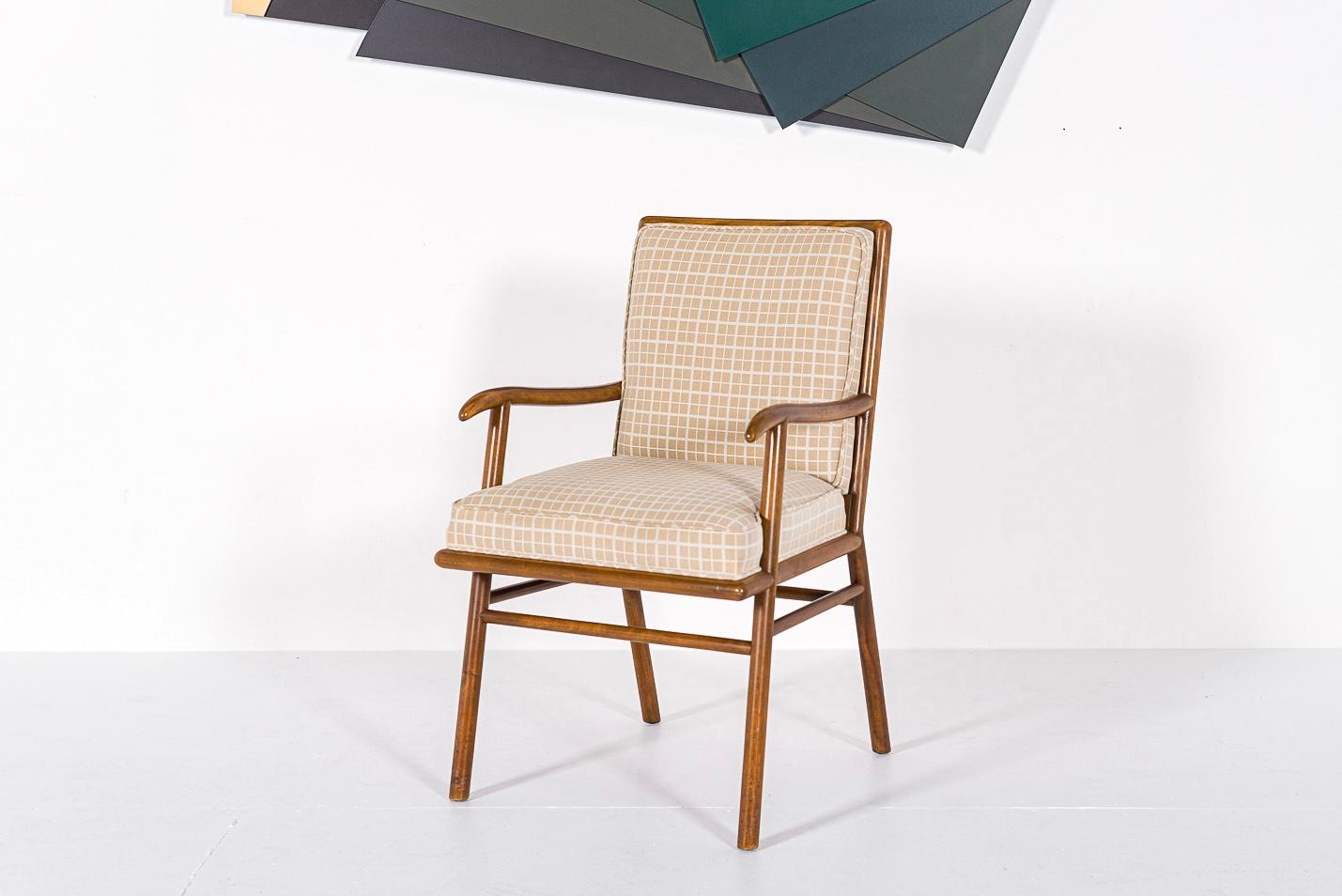 Ce magnifique fauteuil vintage moderne du milieu du siècle dernier a été conçu par T.H. Robsjohn-Gibbings (anglais, 1905-1976) pour Widdicomb vers 1950. Son design unique et élégant se caractérise par des lignes épurées et minimalistes et des