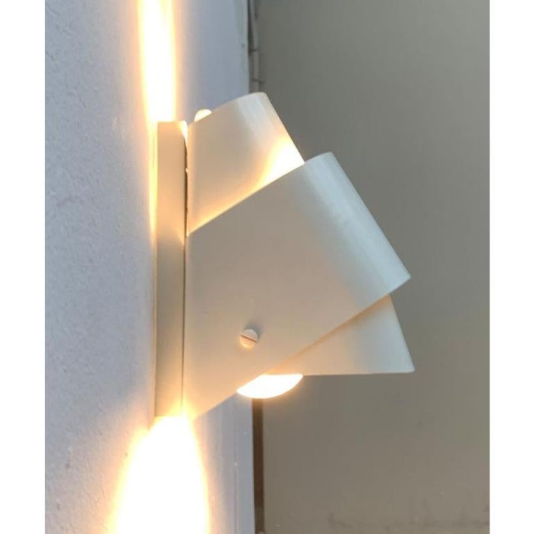 Raro aplique de pared de Hans-Agne Jakobson de principios de los años 60.

Se mantuvo un diseño minimalista en blanco. La luminaria de este aplique está formada por lamas superpuestas. La luz se dirige principalmente hacia abajo. Debido a la