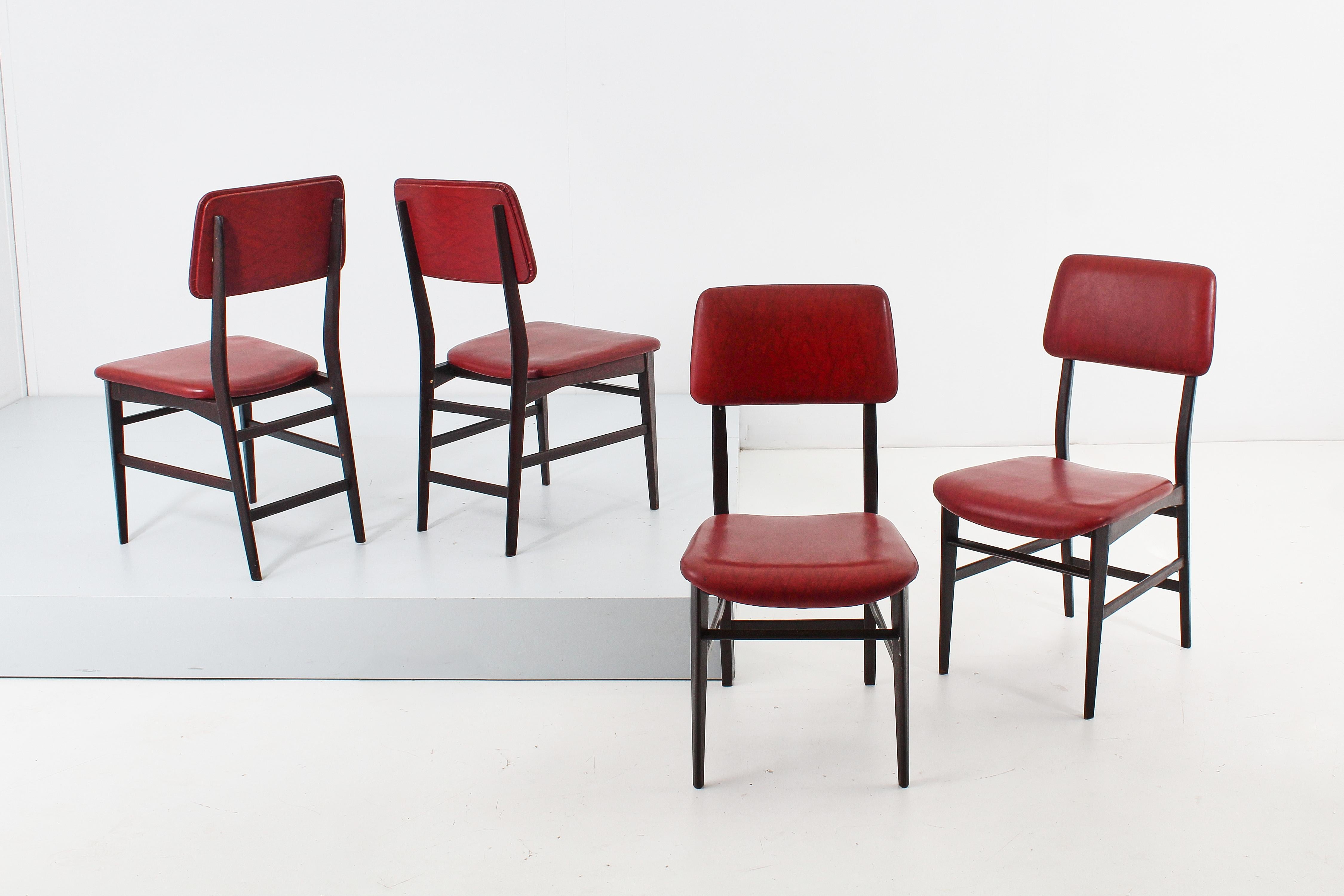 Merveilleux et élégant ensemble de quatre chaises au design harmonieux et géométrique avec structure en forme et en bois et padding recouvert de faux cuir bordeaux. Attribué à Edmondo Palutari et Vittorio Dassi, Italie dans les années 60.