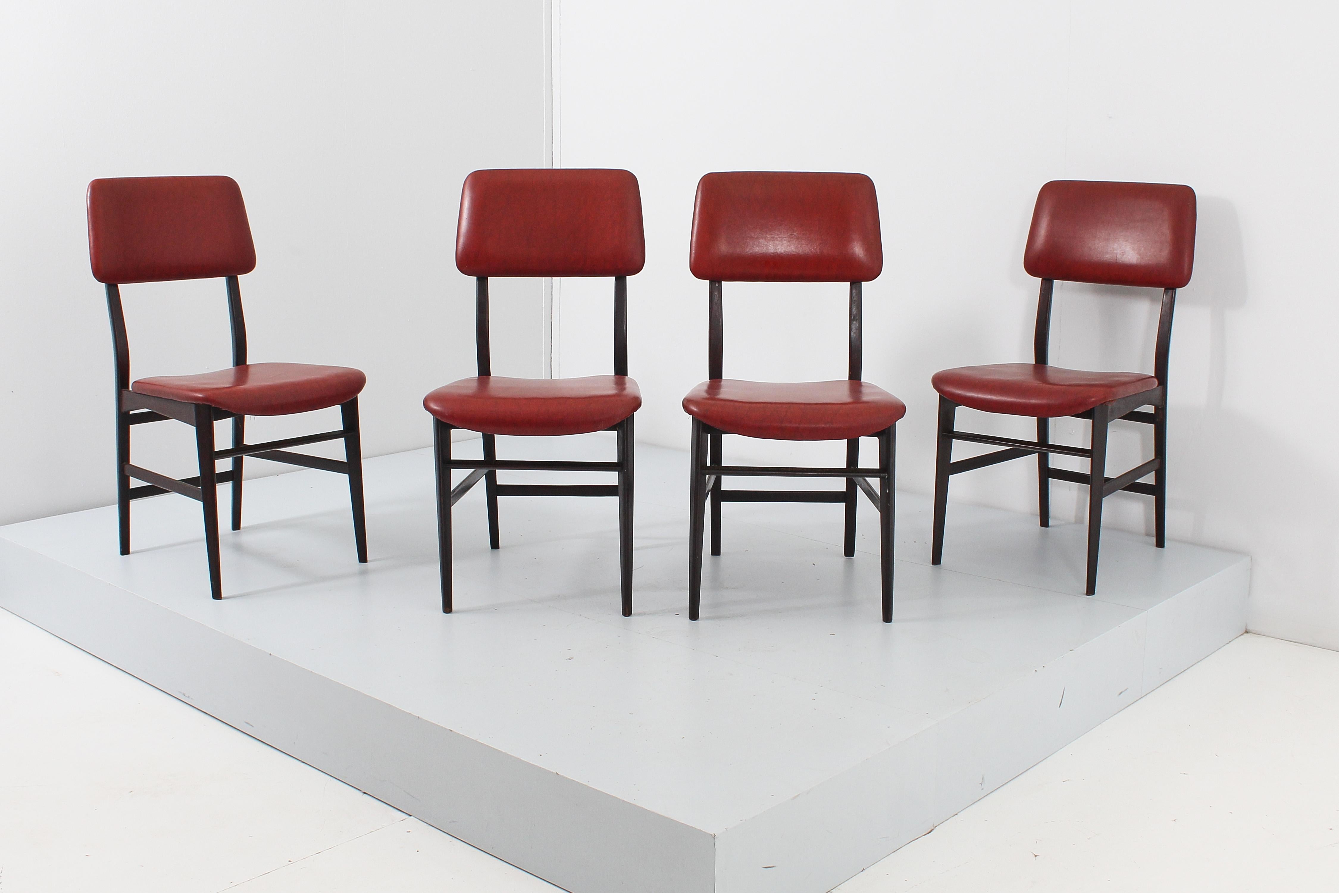 Imitation cuir Ensemble de 4 chaises en bois du milieu du siècle de V. Dassi, E. Palutari, Italie, années 1960 en vente