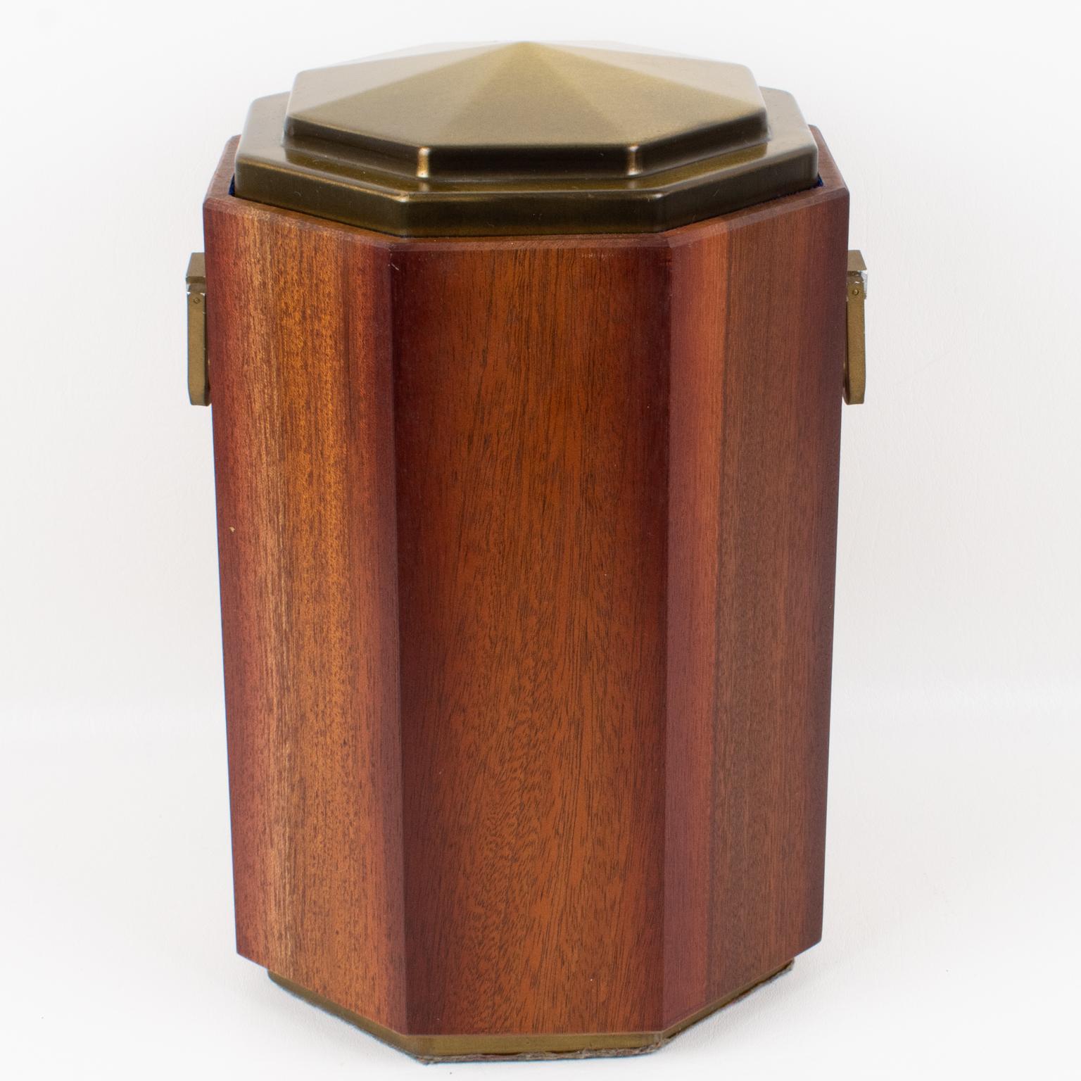 Valenti, España, diseñó esta preciosa caja con tapa decorativa modernista de alta calidad en la década de 1980. El estilo yate tiene un cuerpo facetado de madera tropical con tapa y asas de latón. El interior de la caja está forrado de terciopelo