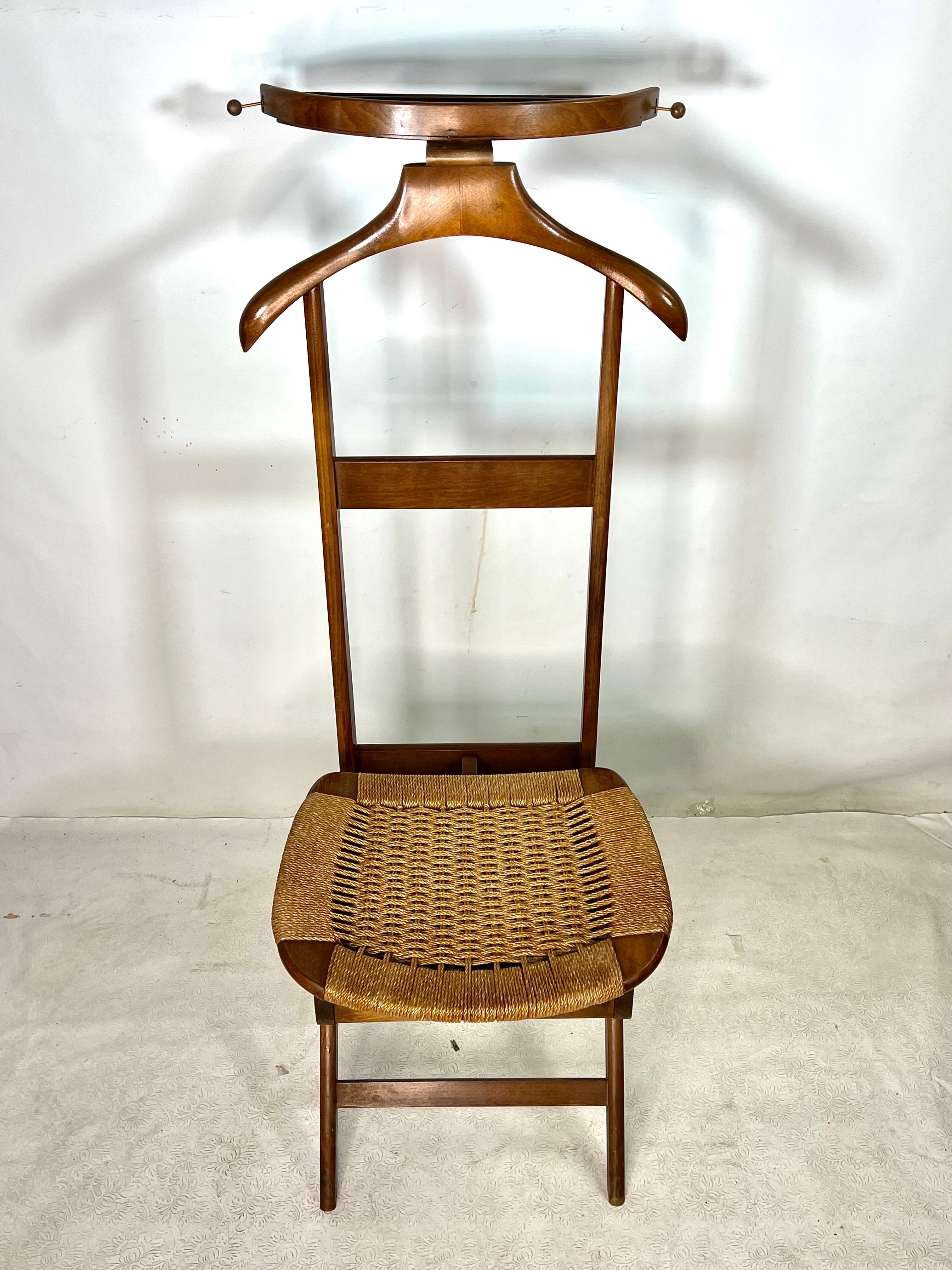 A vendre, ce très beau valet de chambre vintage dans le style de Hans Wegner, cette pièce a été fabriquée en Yougoslavie.