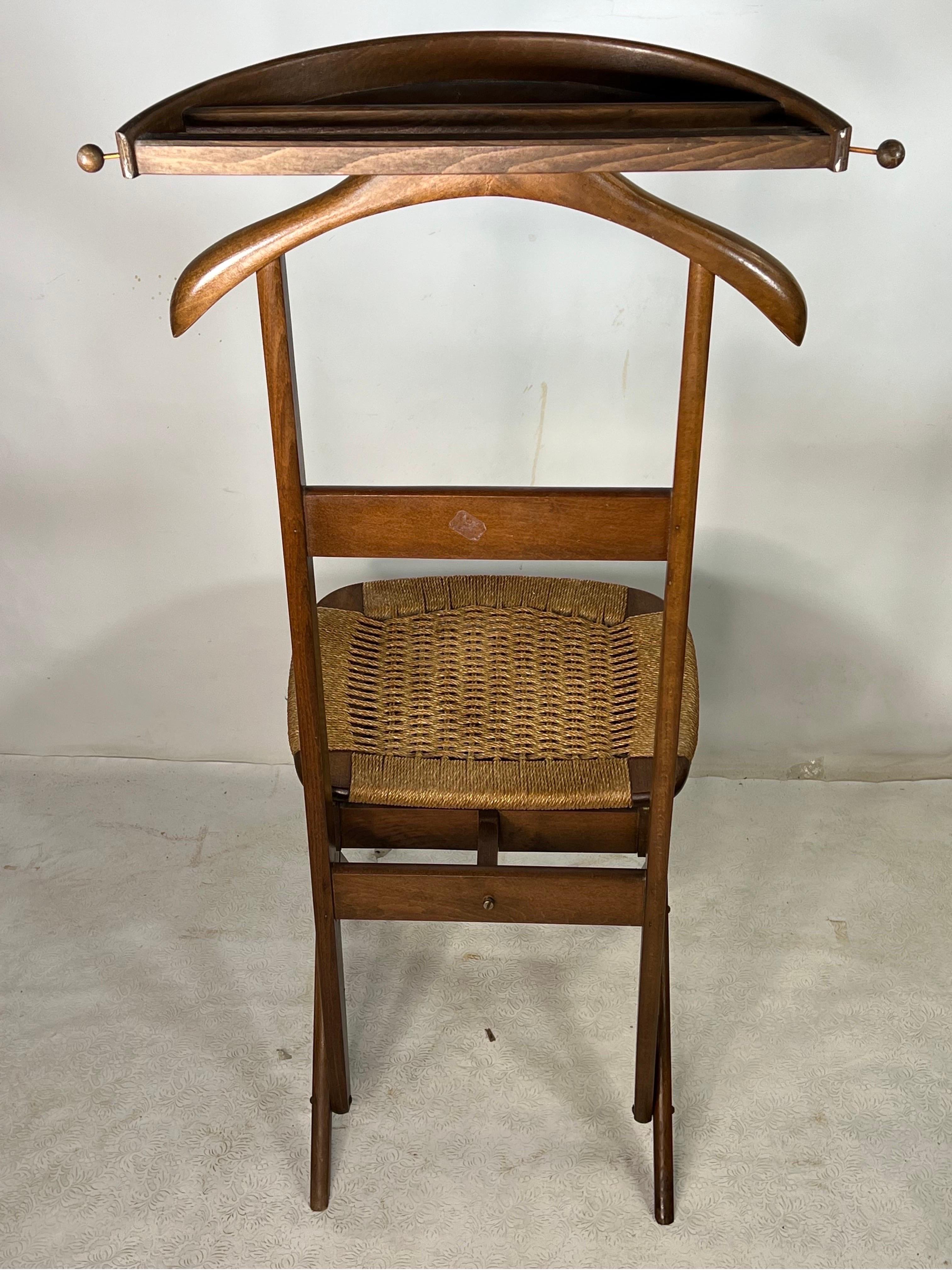 Noyer Valet du milieu du siècle dans le style de Hans Wegner