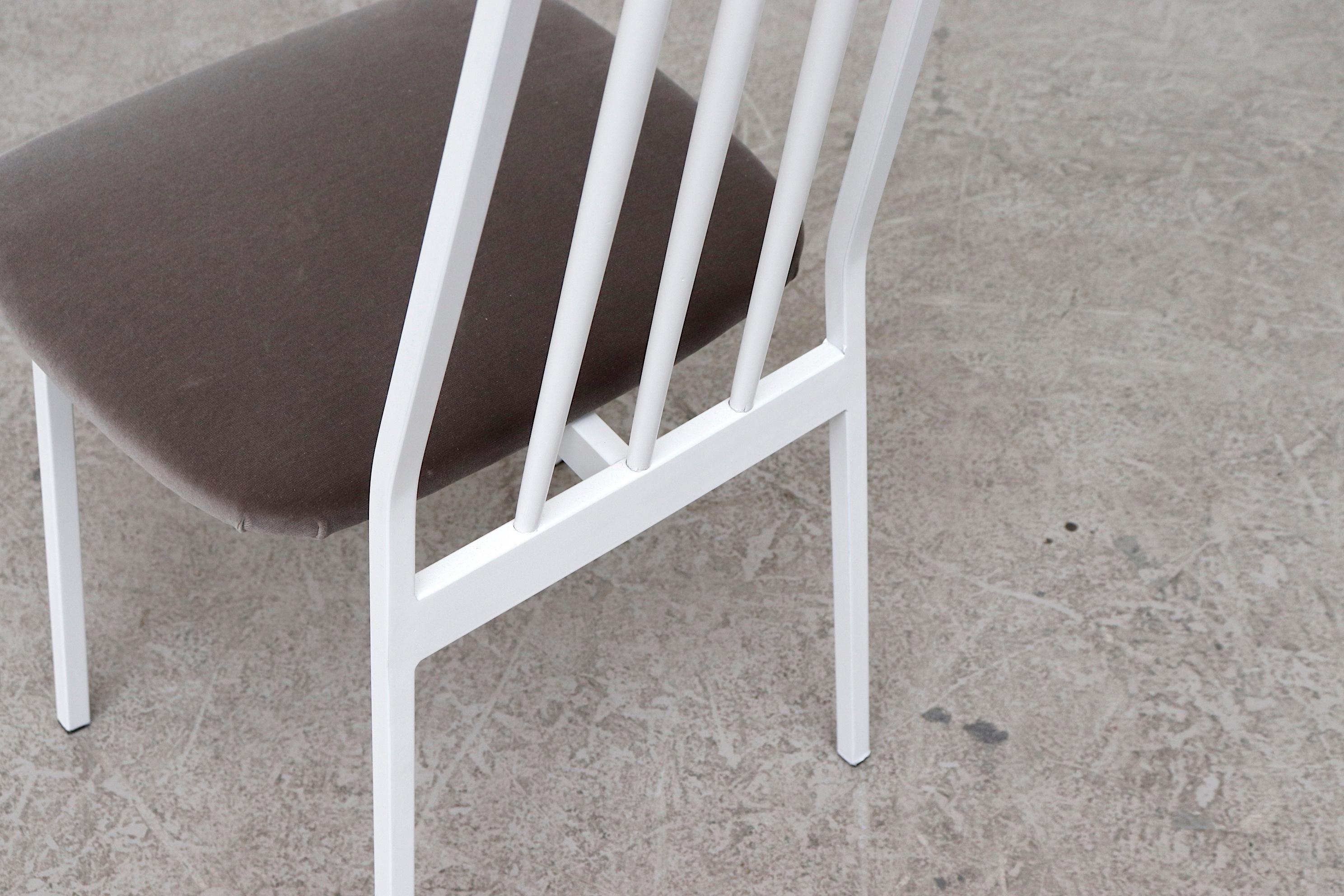 Valet- oder Butlers-Stuhl aus der Mitte des Jahrhunderts aus weiß lackiertem Holz mit Sitz aus grauem Samt im Angebot 3
