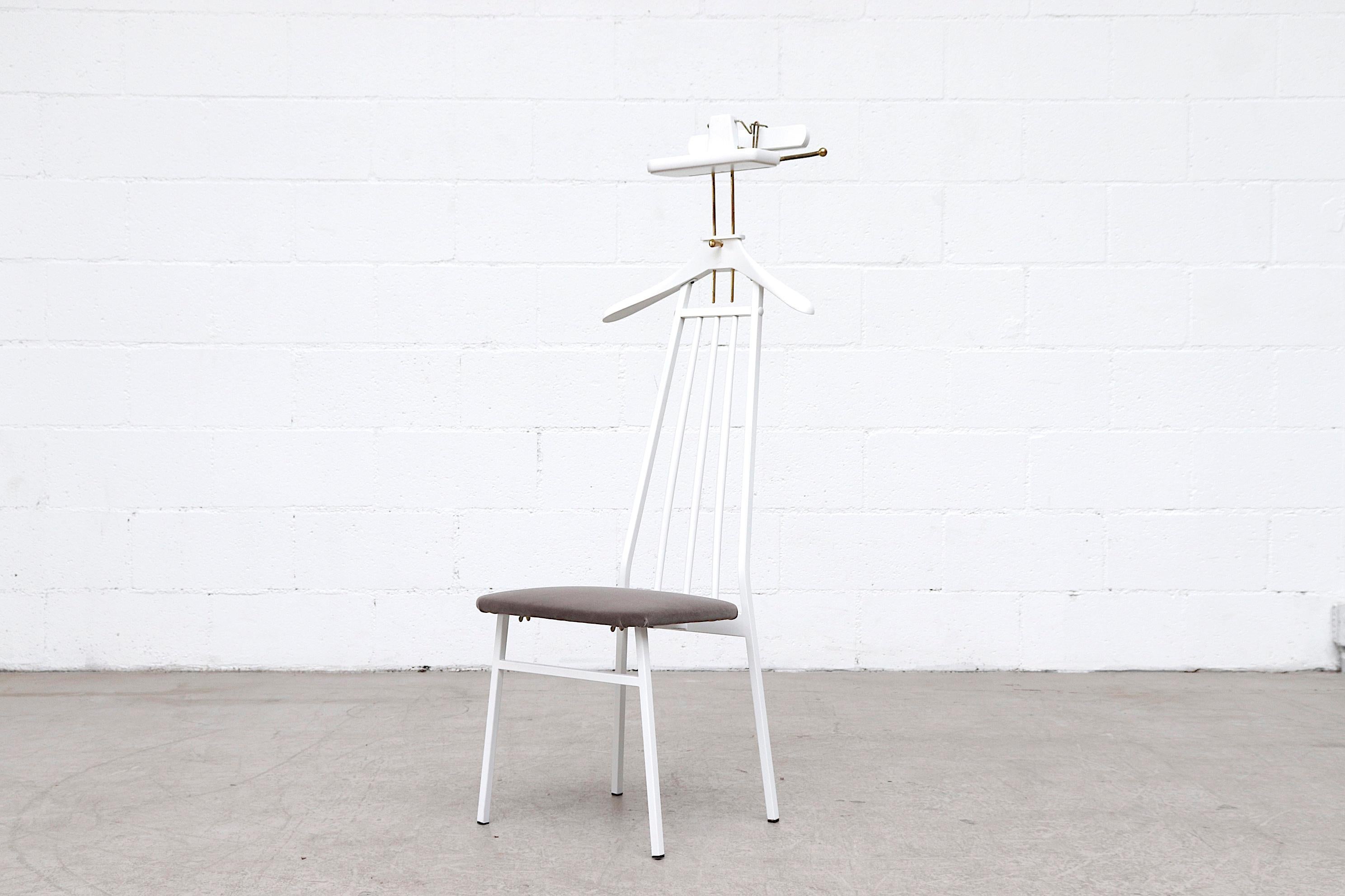Valet- oder Butlers-Stuhl aus der Mitte des Jahrhunderts aus weiß lackiertem Holz mit Sitz aus grauem Samt (Moderne der Mitte des Jahrhunderts) im Angebot