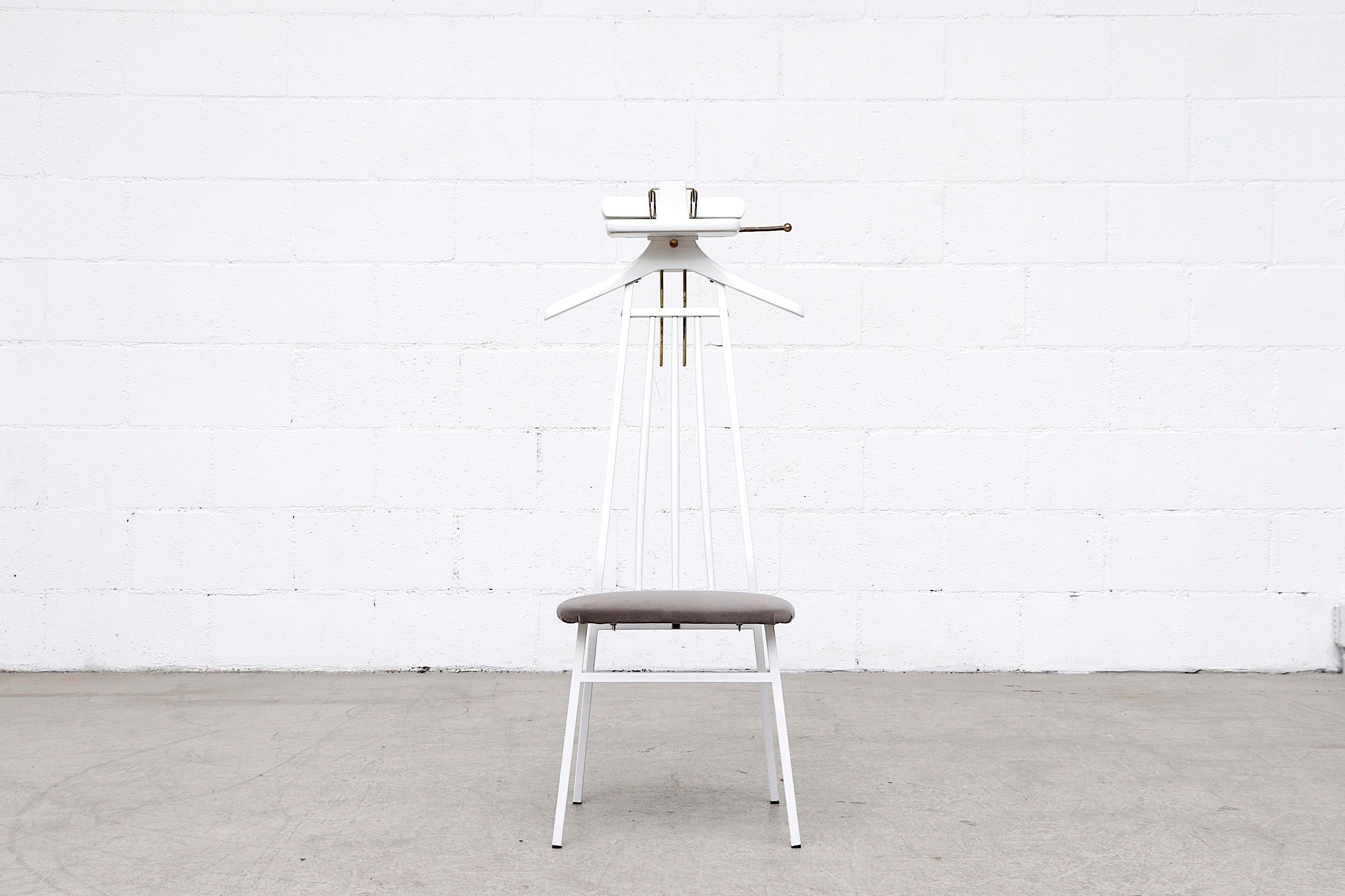 Valet- oder Butlers-Stuhl aus der Mitte des Jahrhunderts aus weiß lackiertem Holz mit Sitz aus grauem Samt (Gebeizt) im Angebot