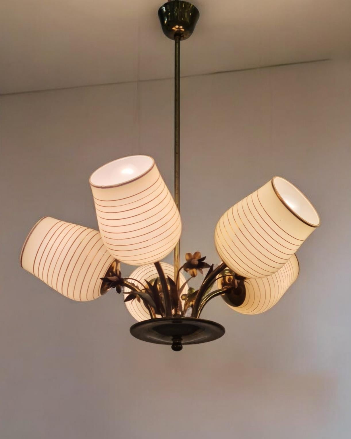 A beautiful and delicate Finnish mid-century ceiling lamp model 2530/5 by Valinte c. 1950s, which was one of the leading lighting manufacturers in Finland. The lamp features five lightbases with hand painted opaline glass shades. The center has