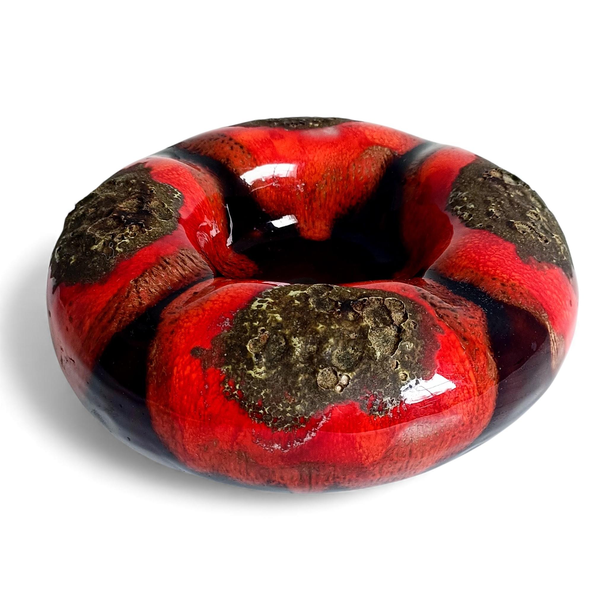 Mid-Century Vallauris Keramik Vide-Poche mit fetter Lava-Glasur, Frankreich, 1950er Jahre (Handgefertigt) im Angebot