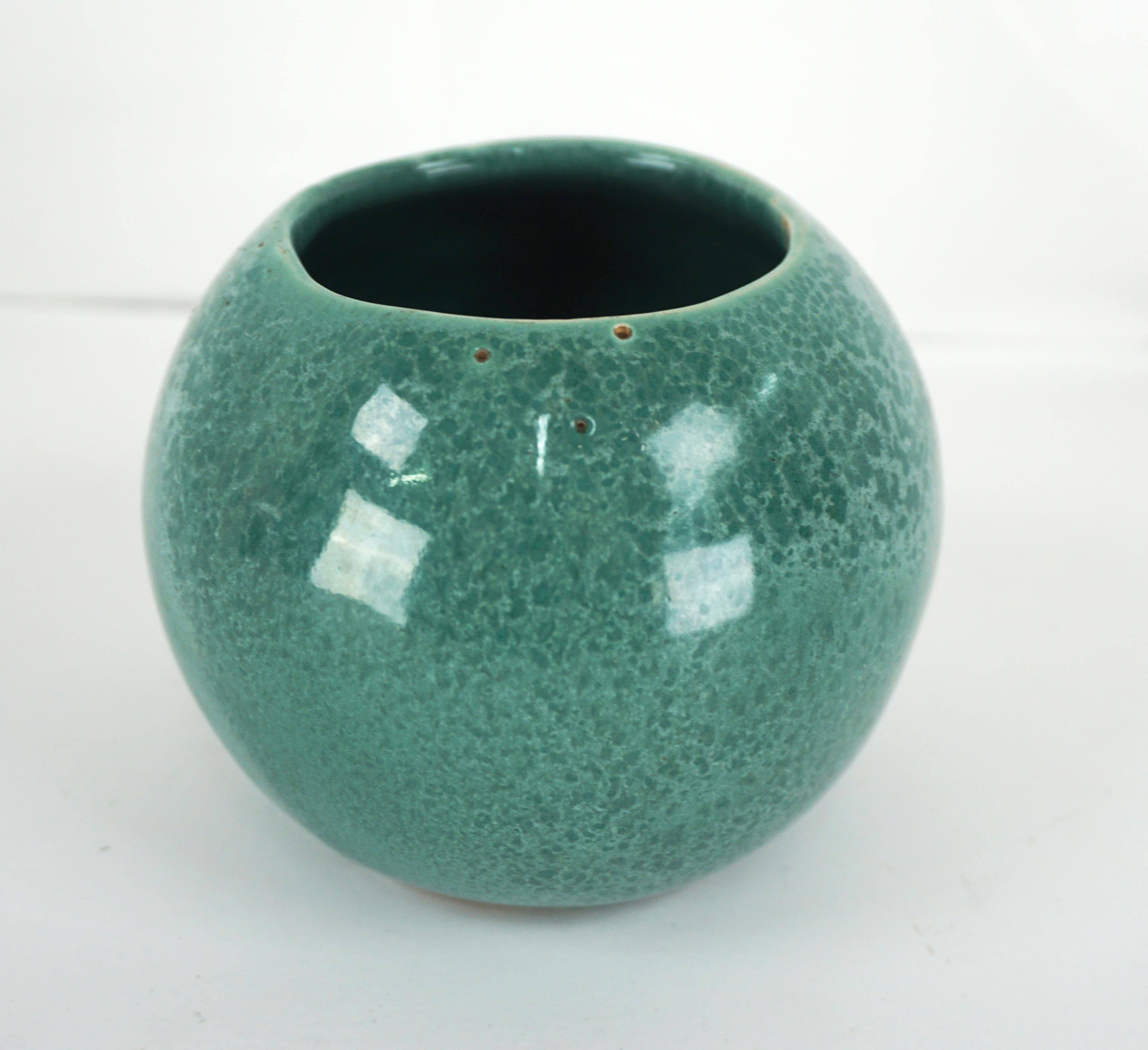 Charmant petit bol à glaçure brillante vert truite de Van Briggle Pottery, vers les années 1920. Nous pensons qu'étant donné la simplicité de la coupe, qui a été jetée à la main, il s'agit peut-être d'une expérience de développement de la glaçure.