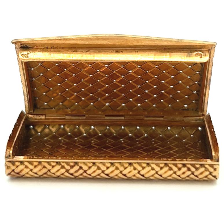 Women's or Men's Mid Century Van Cleef & Arpels 18 Karat Yellow Gold Basket Weave Pill Box