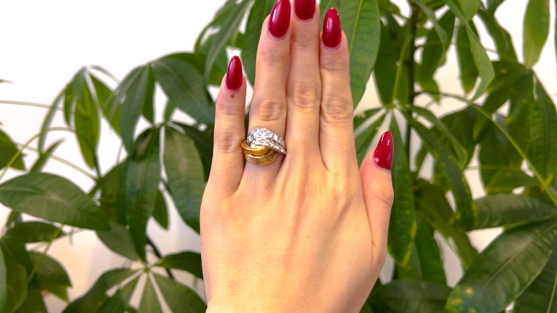 Une bague à plume en or jaune 18k platine et diamant Van Cleef & Arpels du milieu du siècle. Il comprend 17 diamants ronds de taille brillant d'un poids total d'environ 1,20 carats, de couleur incolore et de pureté VS. Réalisé en or jaune 18 carats