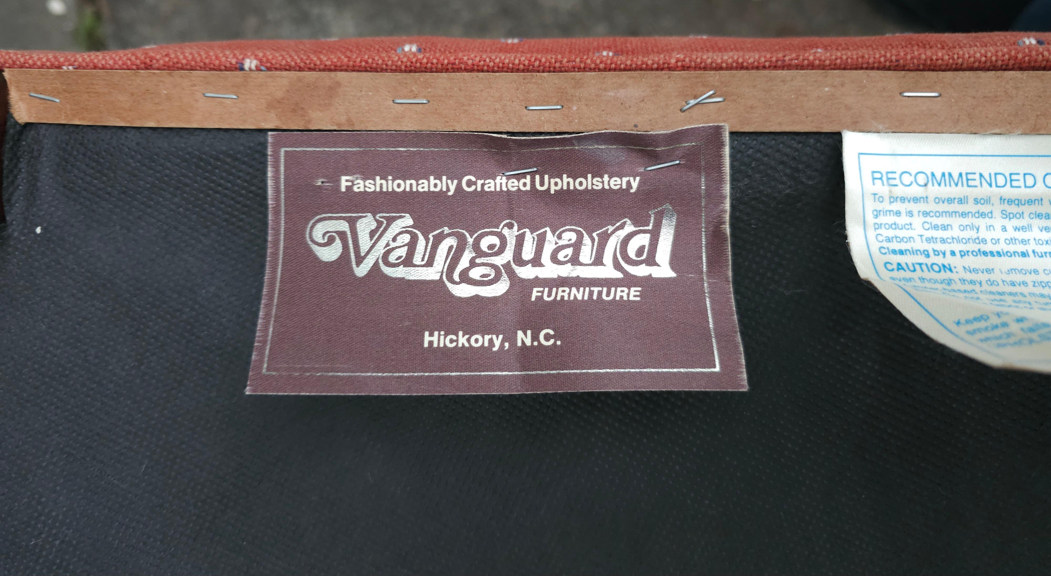 Mid-Century Vanguard Furniture Hocker aus Mahagoni und getuftetem, gepolstertem Polstertem Ottomane-Hocker im Angebot 3
