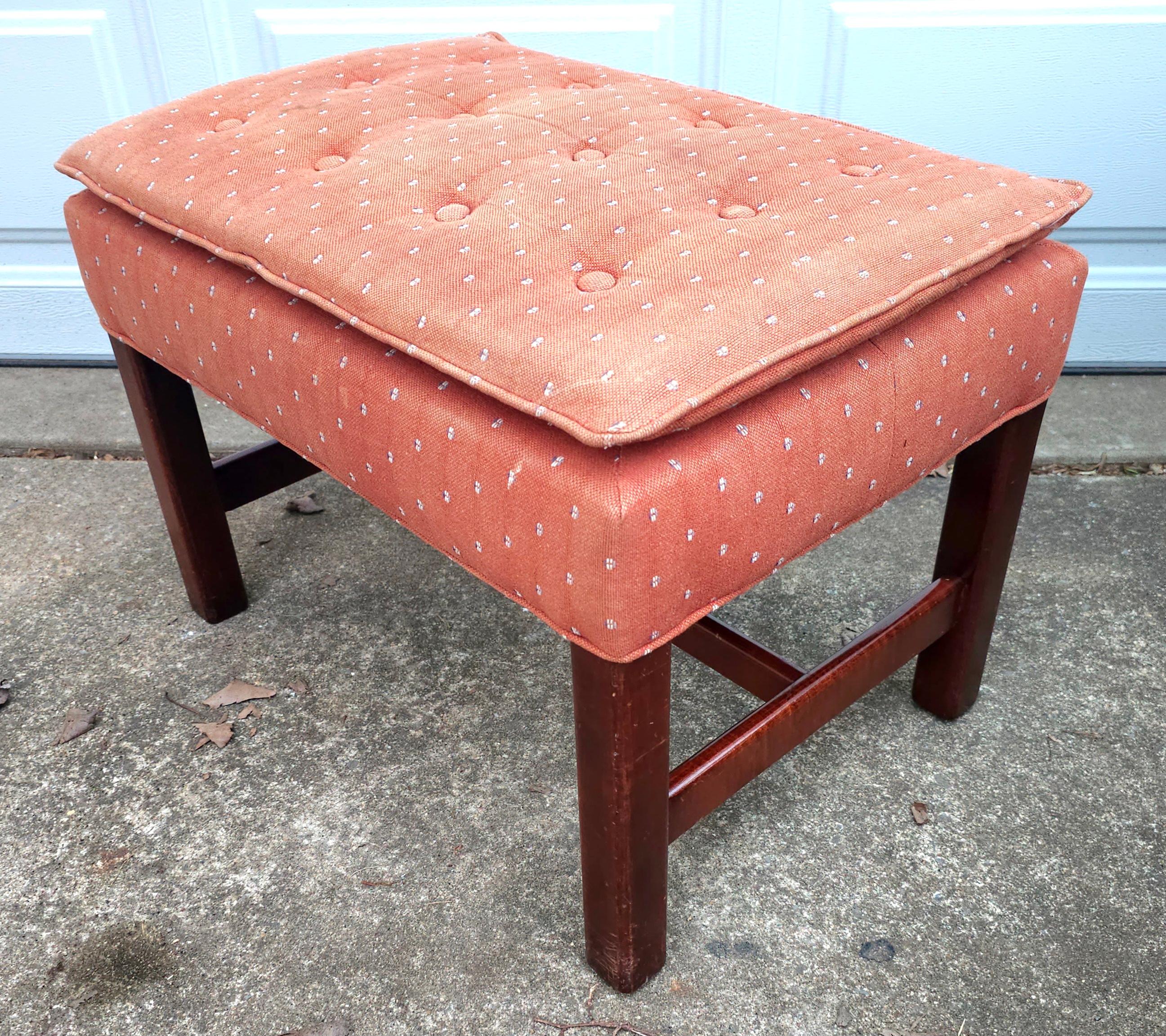 Mid-Century Vanguard Furniture Hocker aus Mahagoni und getuftetem, gepolstertem Polstertem Ottomane-Hocker (Chippendale) im Angebot