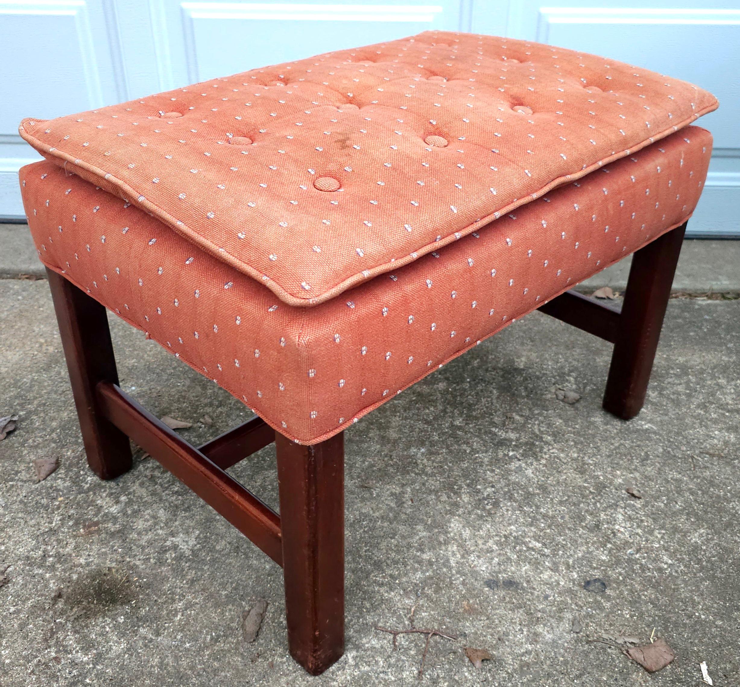 Mid-Century Vanguard Furniture Hocker aus Mahagoni und getuftetem, gepolstertem Polstertem Ottomane-Hocker (amerikanisch) im Angebot
