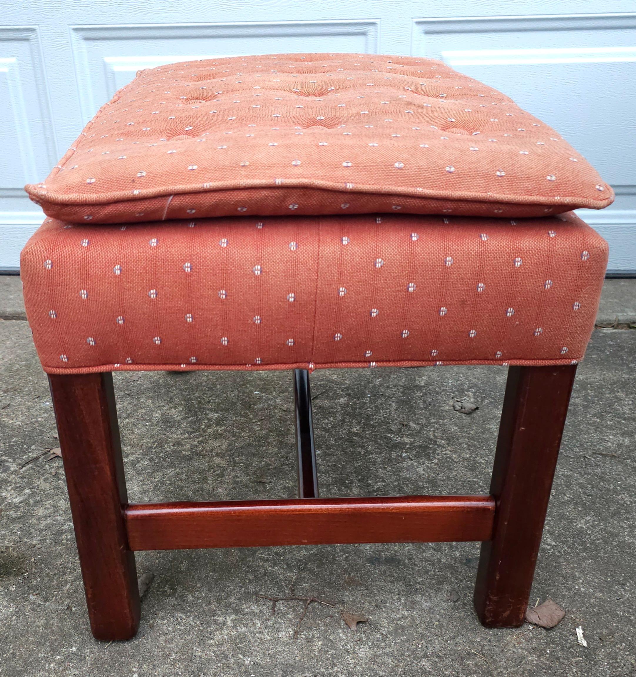 Mid-Century Vanguard Furniture Hocker aus Mahagoni und getuftetem, gepolstertem Polstertem Ottomane-Hocker (Sonstiges) im Angebot