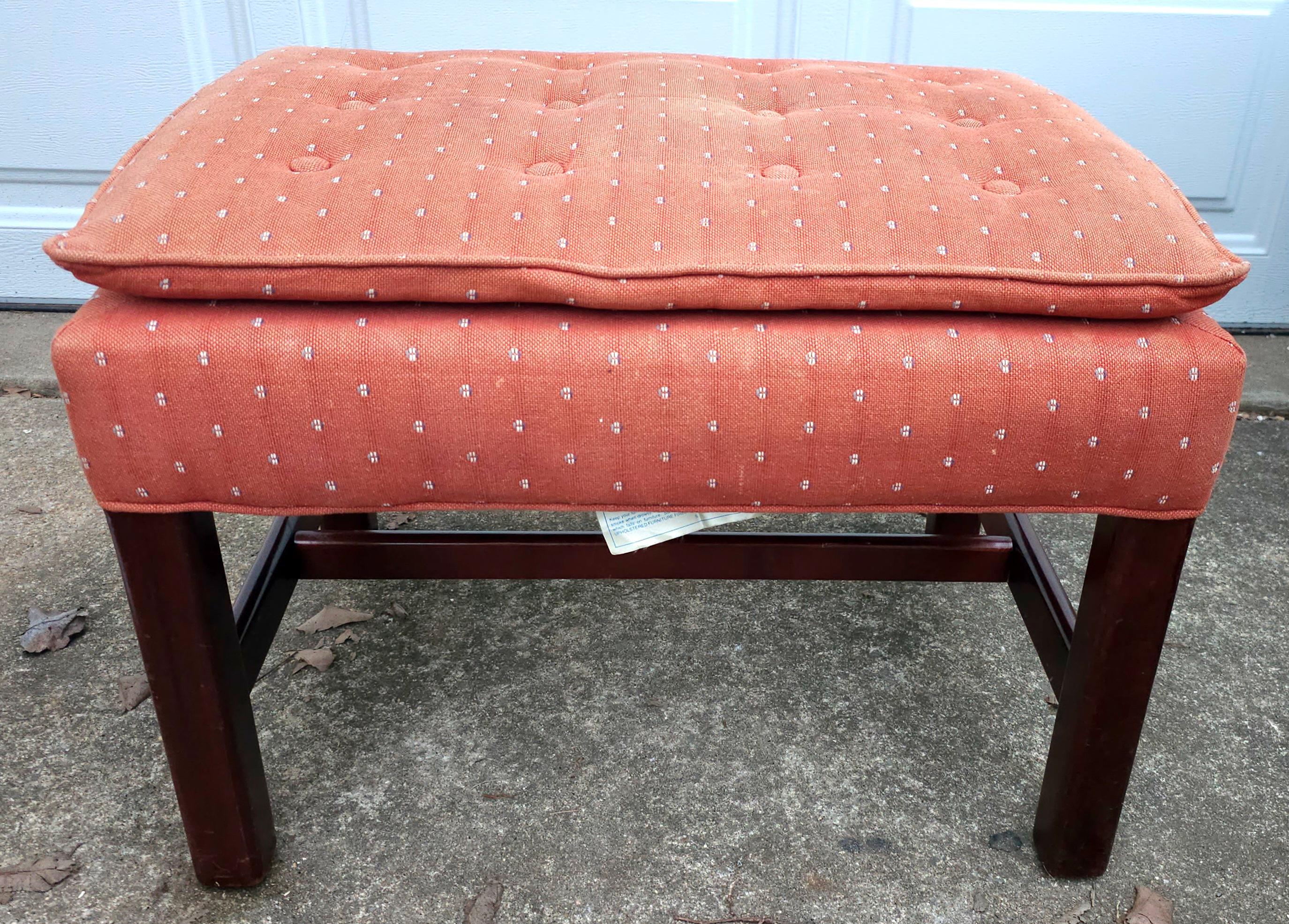 Mid-Century Vanguard Furniture Hocker aus Mahagoni und getuftetem, gepolstertem Polstertem Ottomane-Hocker im Zustand „Gut“ im Angebot in Germantown, MD