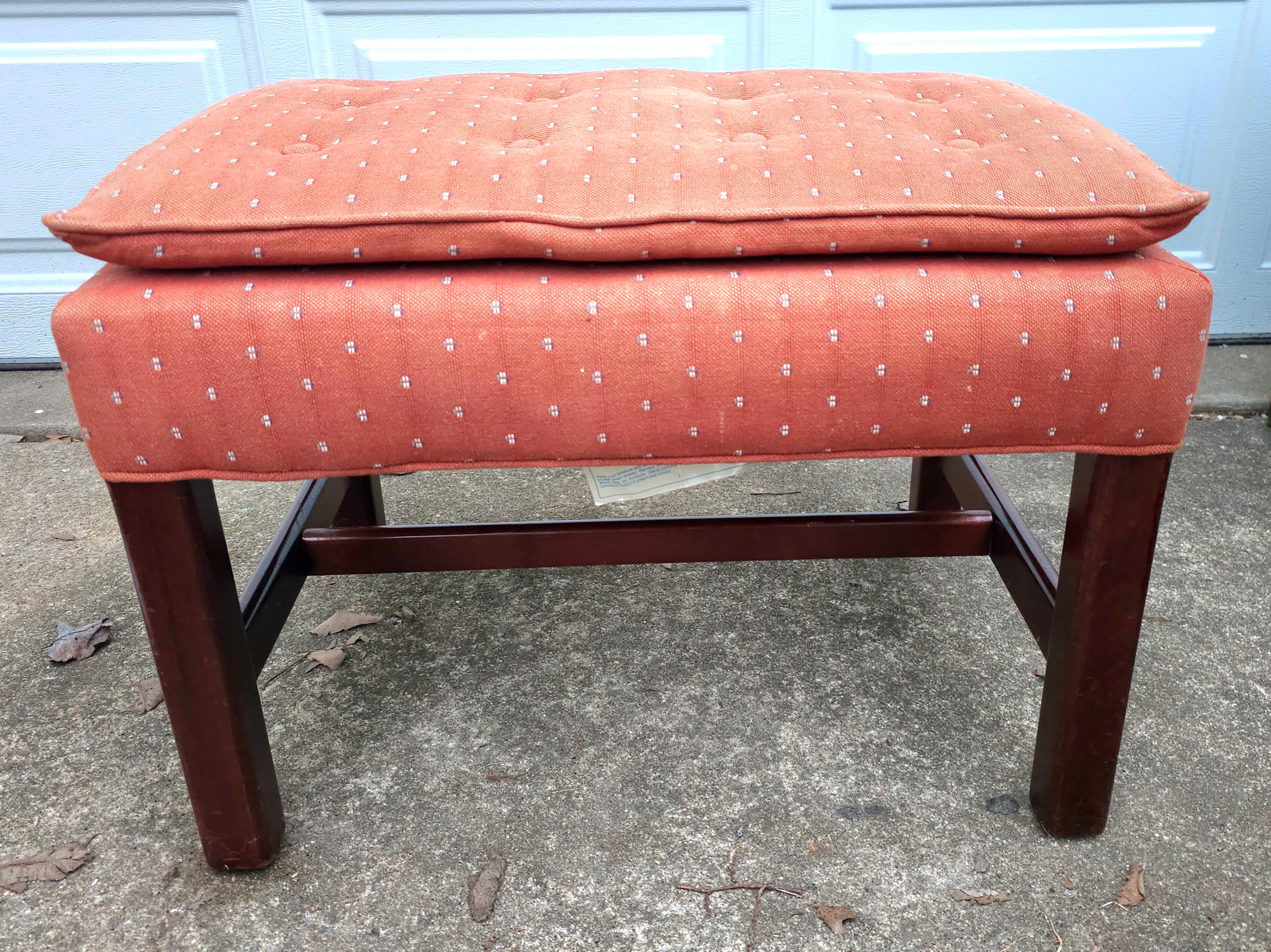 Mid-Century Vanguard Furniture Hocker aus Mahagoni und getuftetem, gepolstertem Polstertem Ottomane-Hocker (20. Jahrhundert) im Angebot