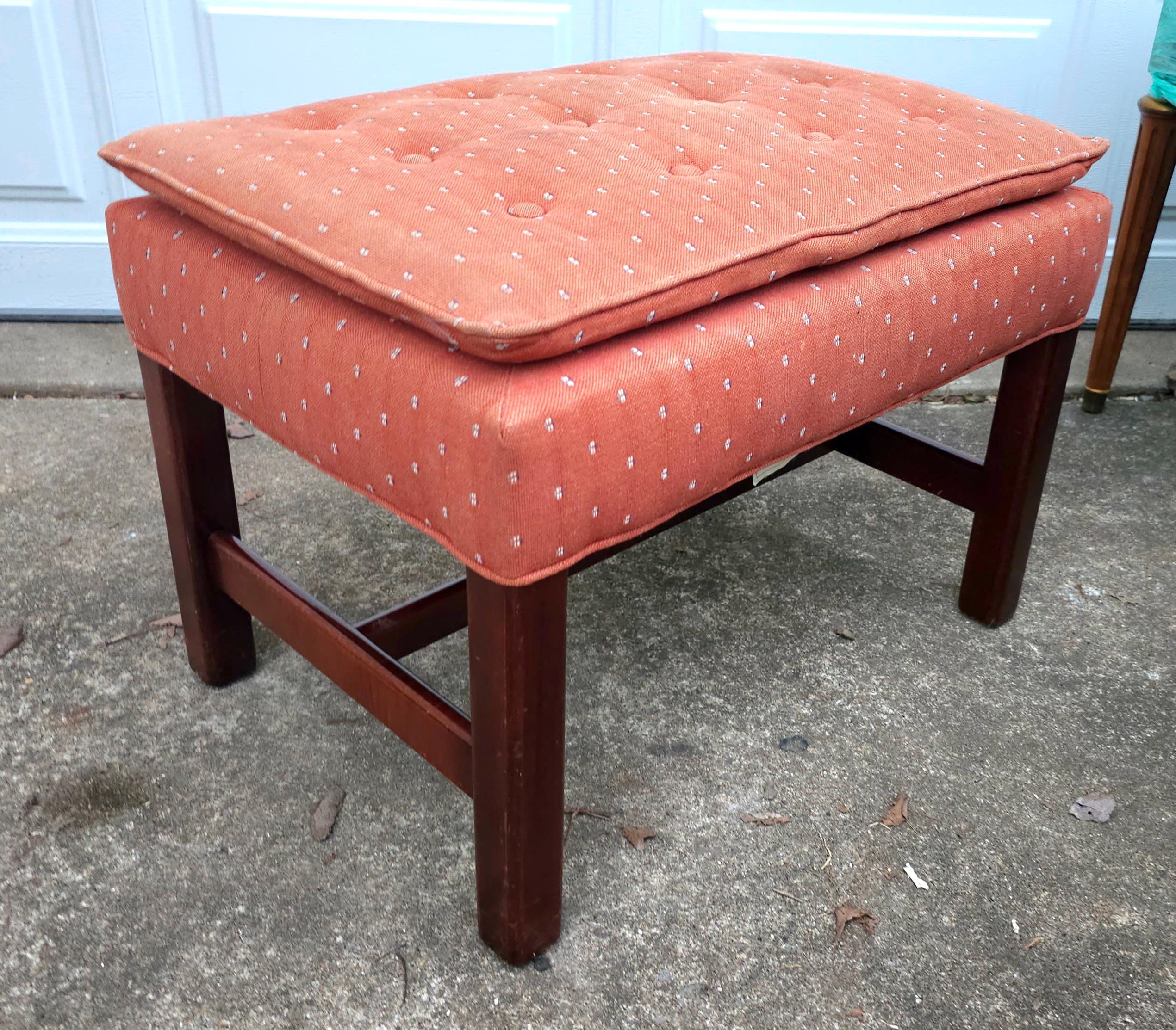 Mid-Century Vanguard Furniture Hocker aus Mahagoni und getuftetem, gepolstertem Polstertem Ottomane-Hocker im Angebot 1